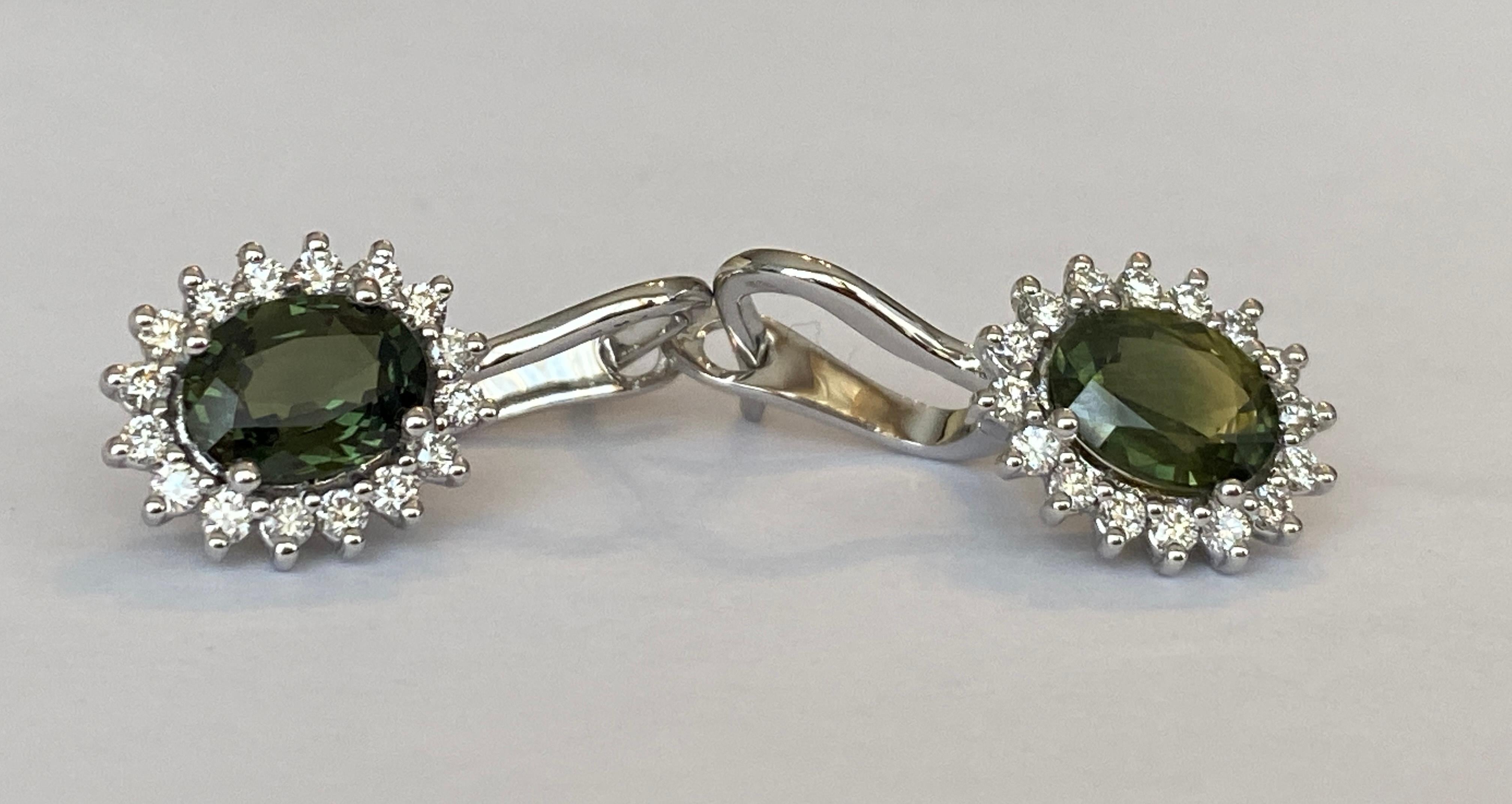 18 Karat White Gold Earrings with Green Sapphire Approx 3.00 Carat and Diamonds In New Condition For Sale In AMSTERDAM, NL