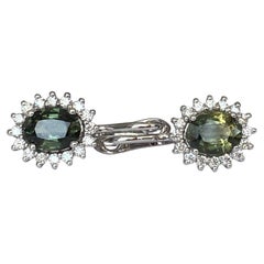 Orecchini in oro bianco 18 carati con zaffiro verde di circa 3,00 carati e diamanti