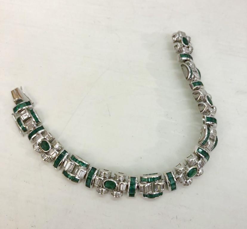 Vintage Italian 18 karat white gold bracelet with 3.00 carats of baguette-cut diamonds and emeralds for a total of 1.25 carats / Made in Italy 1940s