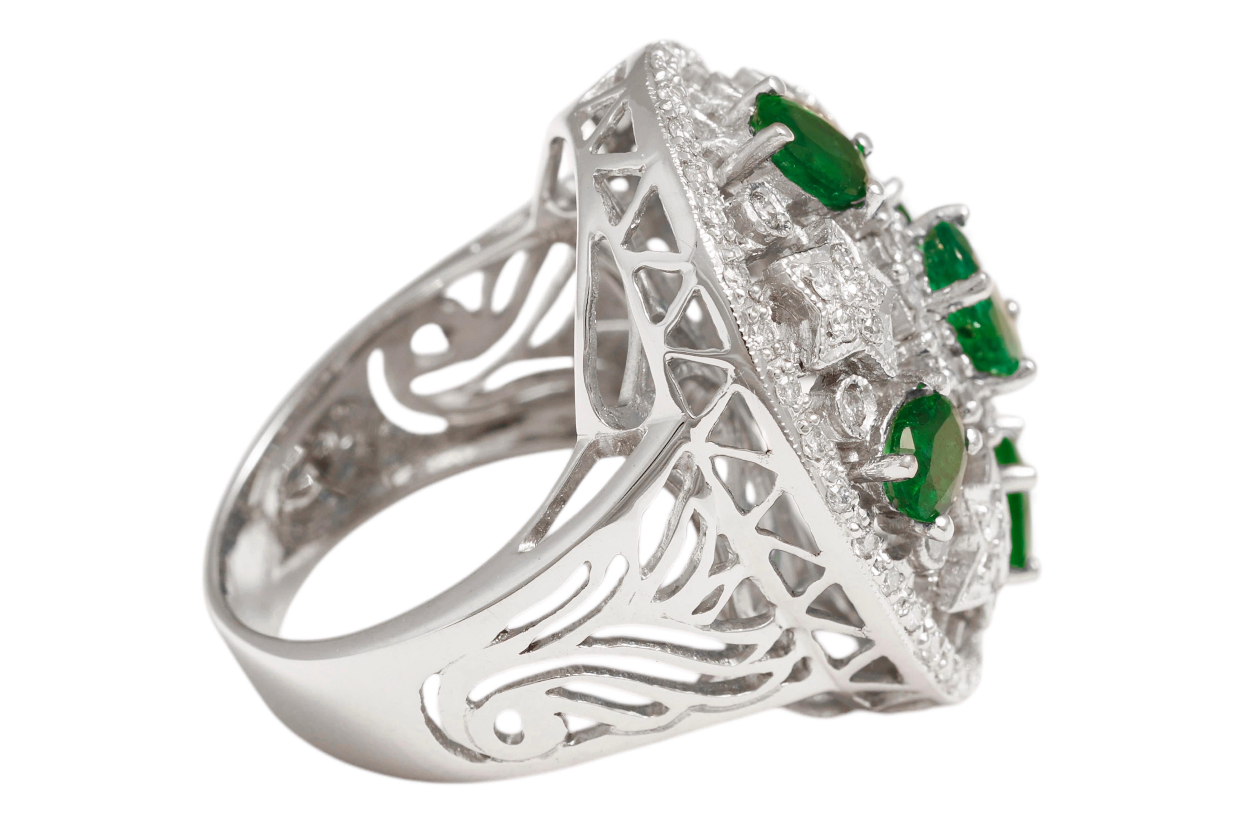 18 Kt White Gold Emeralds & Diamonds Ring, Filligre Style In Excellent Condition For Sale In Antwerp, BE