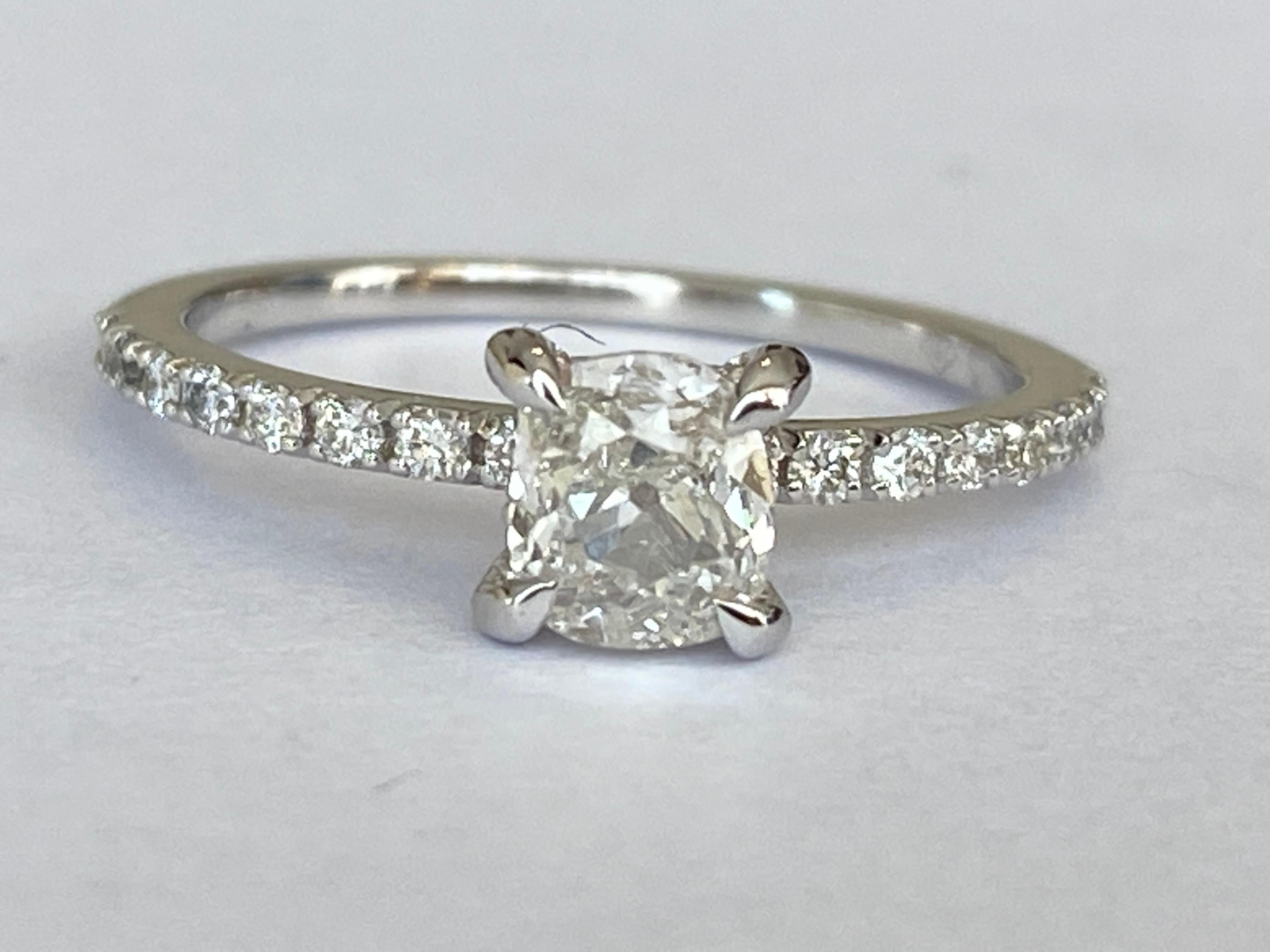 Offered: 18 kt white gold solitaire ring with  0.58 ct antique cushion cut diamond of quality G/SI1 and 28 stuks brilliant cut diamonds, approx. 0.25 ct in total, F/VVS/VS
Natural diamond - approx. 0.83 ct
1 stuk antique cushion diamond: 0.58crt