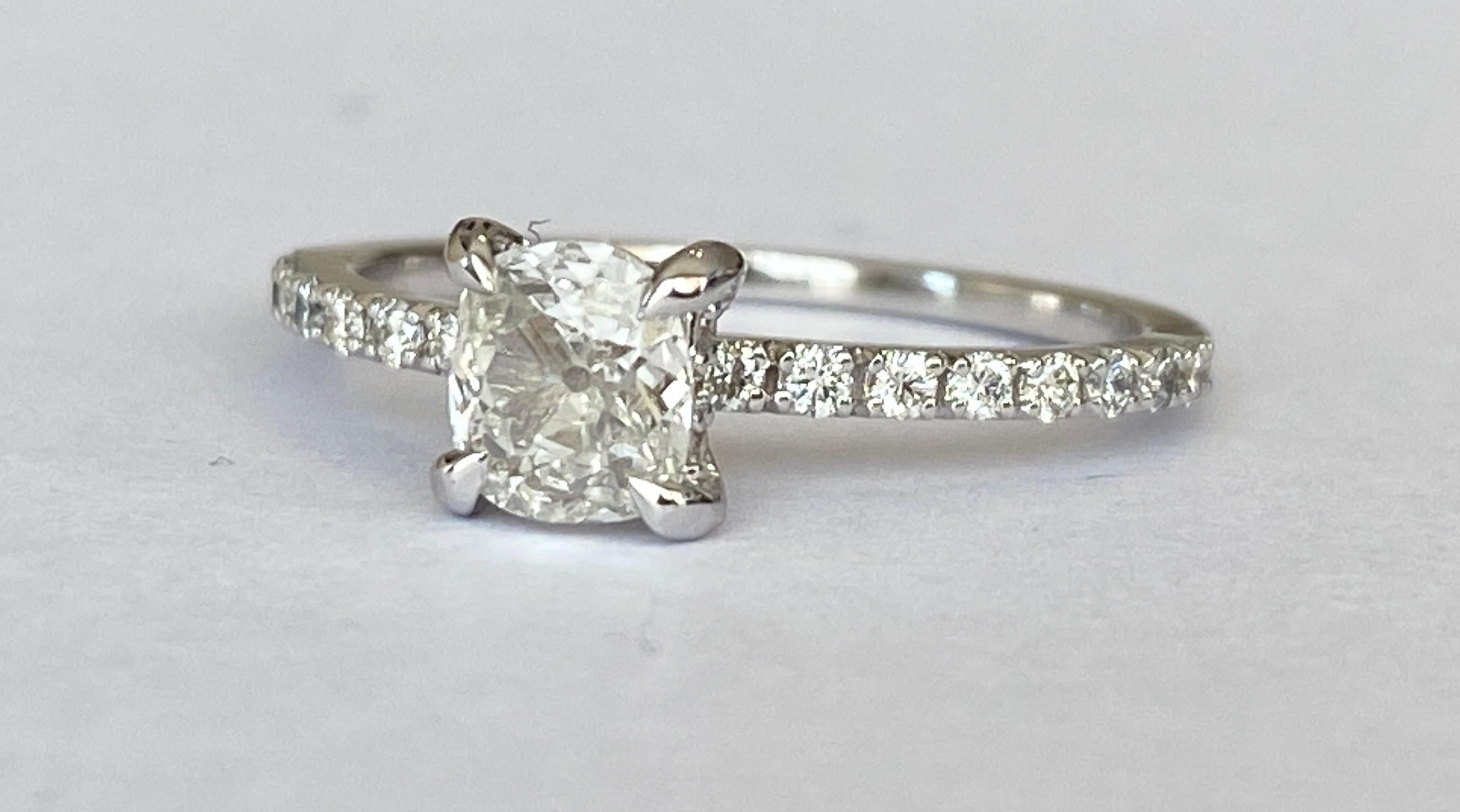 ALGT Verlobungsring aus 18 Karat Weißgold mit Diamanten, ALGT-zertifiziert (Antiker Kissenschliff) im Angebot