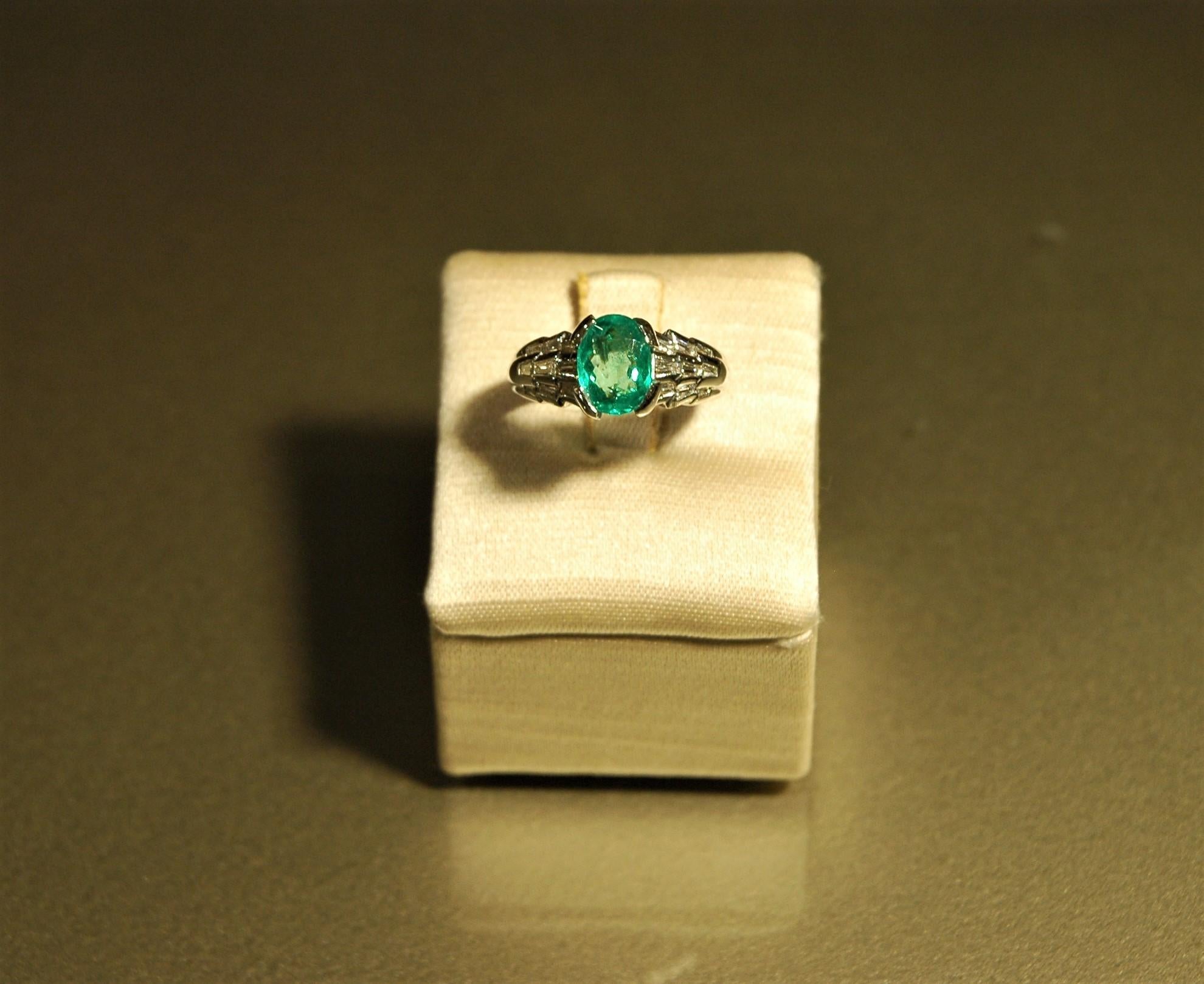 Victorian 18 kt white gold engagement ring oval cut emerald ct.1.72 and diamonds ct0.73 For Sale