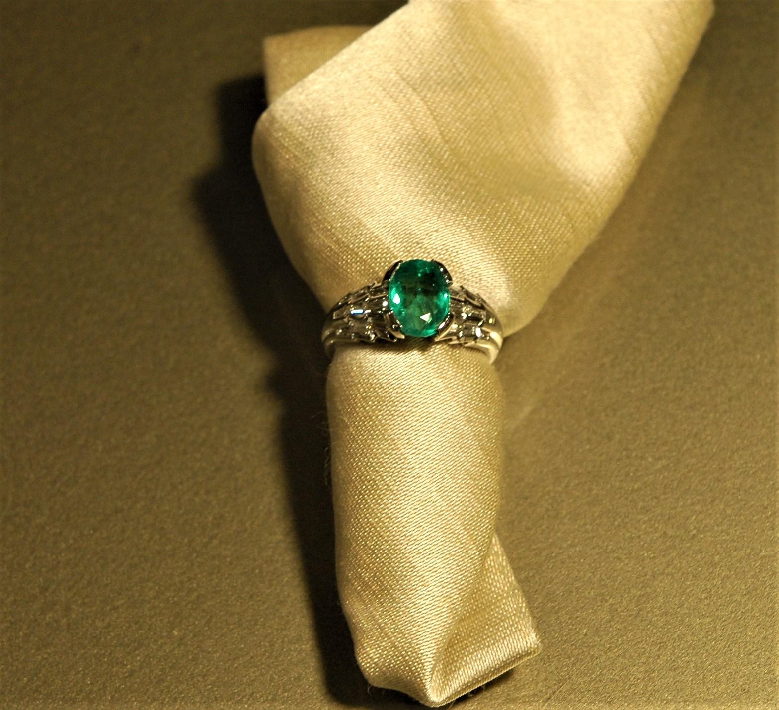 18 kt white gold engagement ring oval cut emerald ct.1.72 and diamonds ct0.73 In New Condition For Sale In BARI, IT