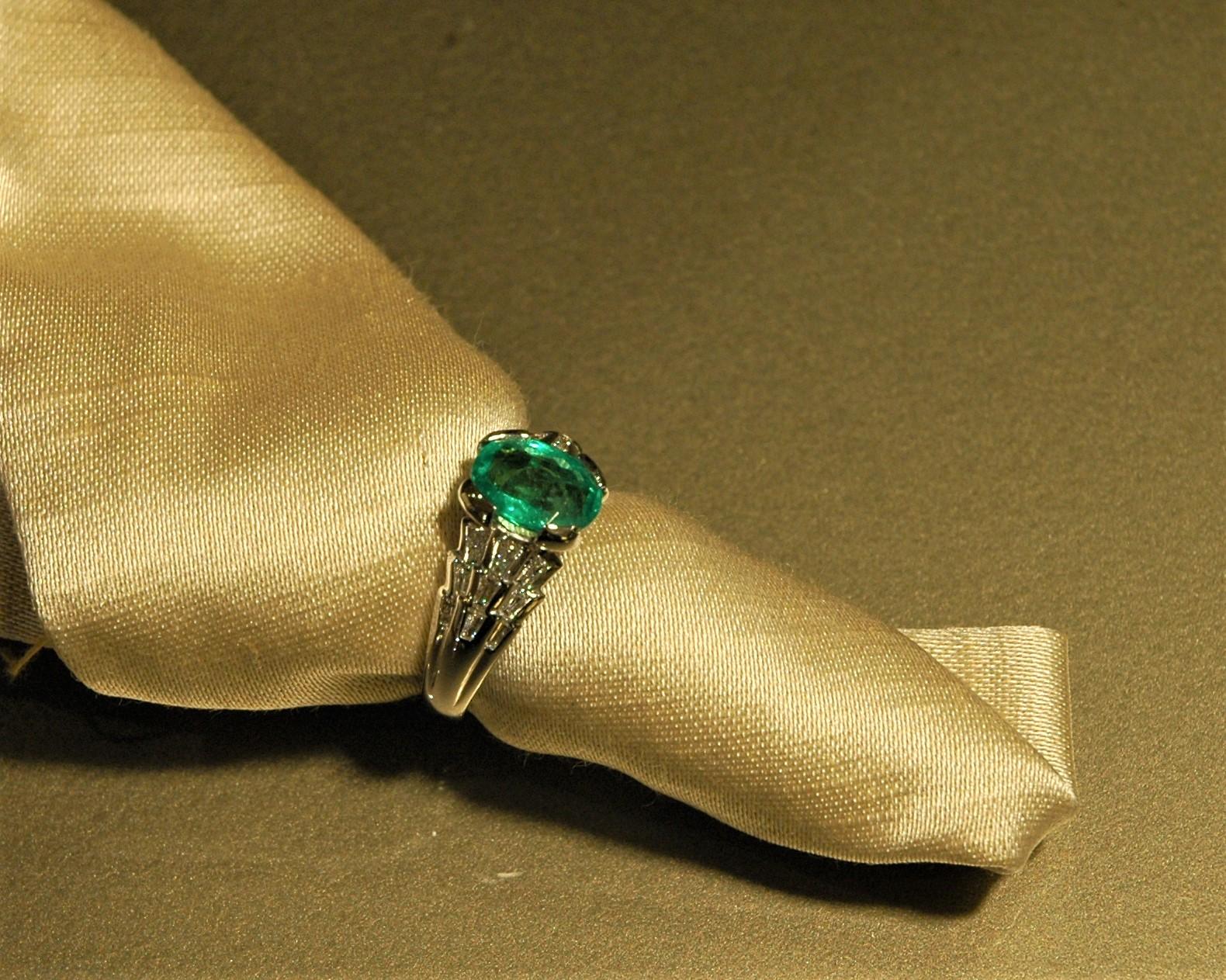 Bague de fiançailles en or blanc 18 carats avec émeraude de taille ovale de 1,72 carat et diamants de 0,73 carat Pour femmes en vente
