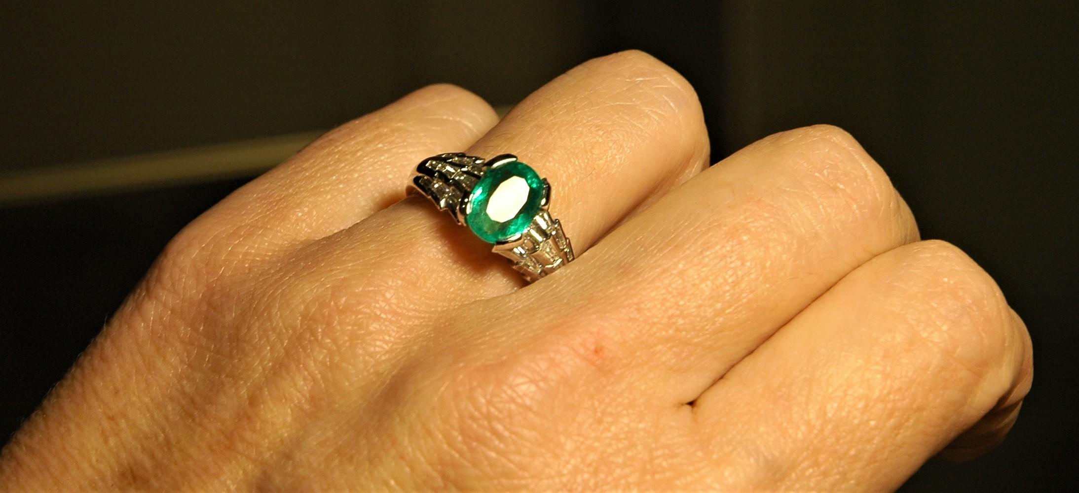 18 kt white gold engagement ring oval cut emerald ct.1.72 and diamonds ct0.73 For Sale 2