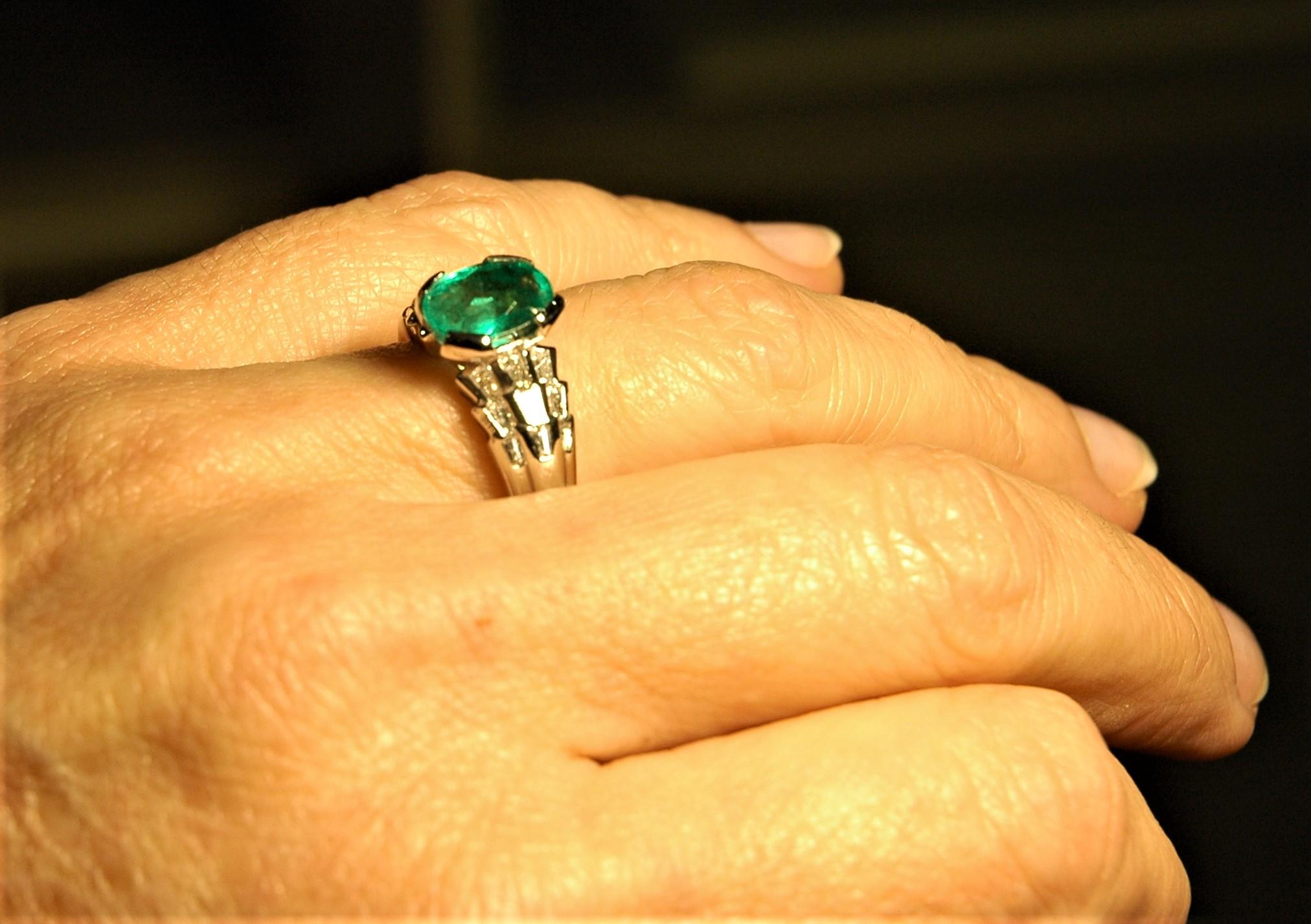 18 kt white gold engagement ring oval cut emerald ct.1.72 and diamonds ct0.73 For Sale 3