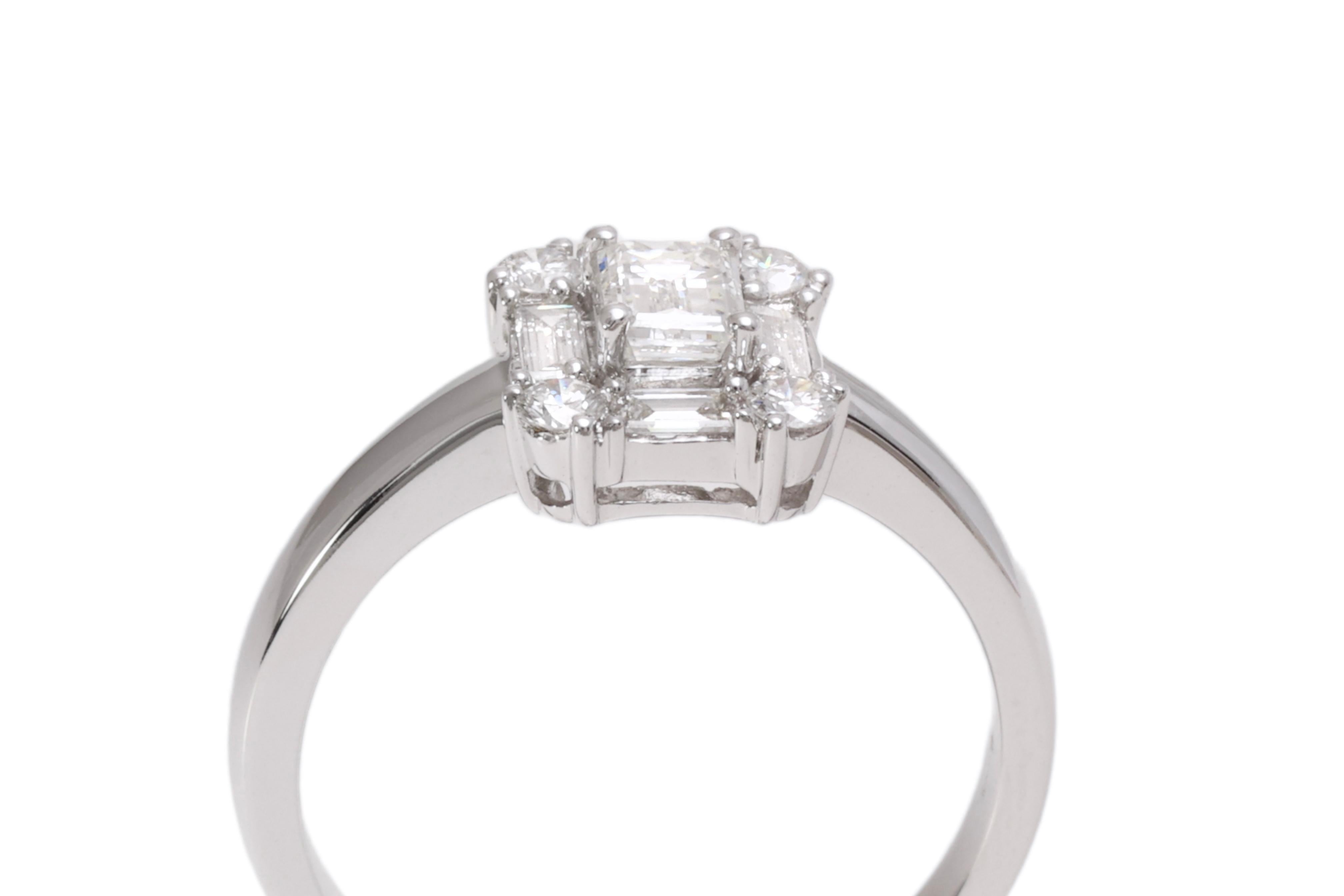 18 kt. White Gold Engagement Ring with Baguette and Brilliant Cut Diamonds   For Sale 3