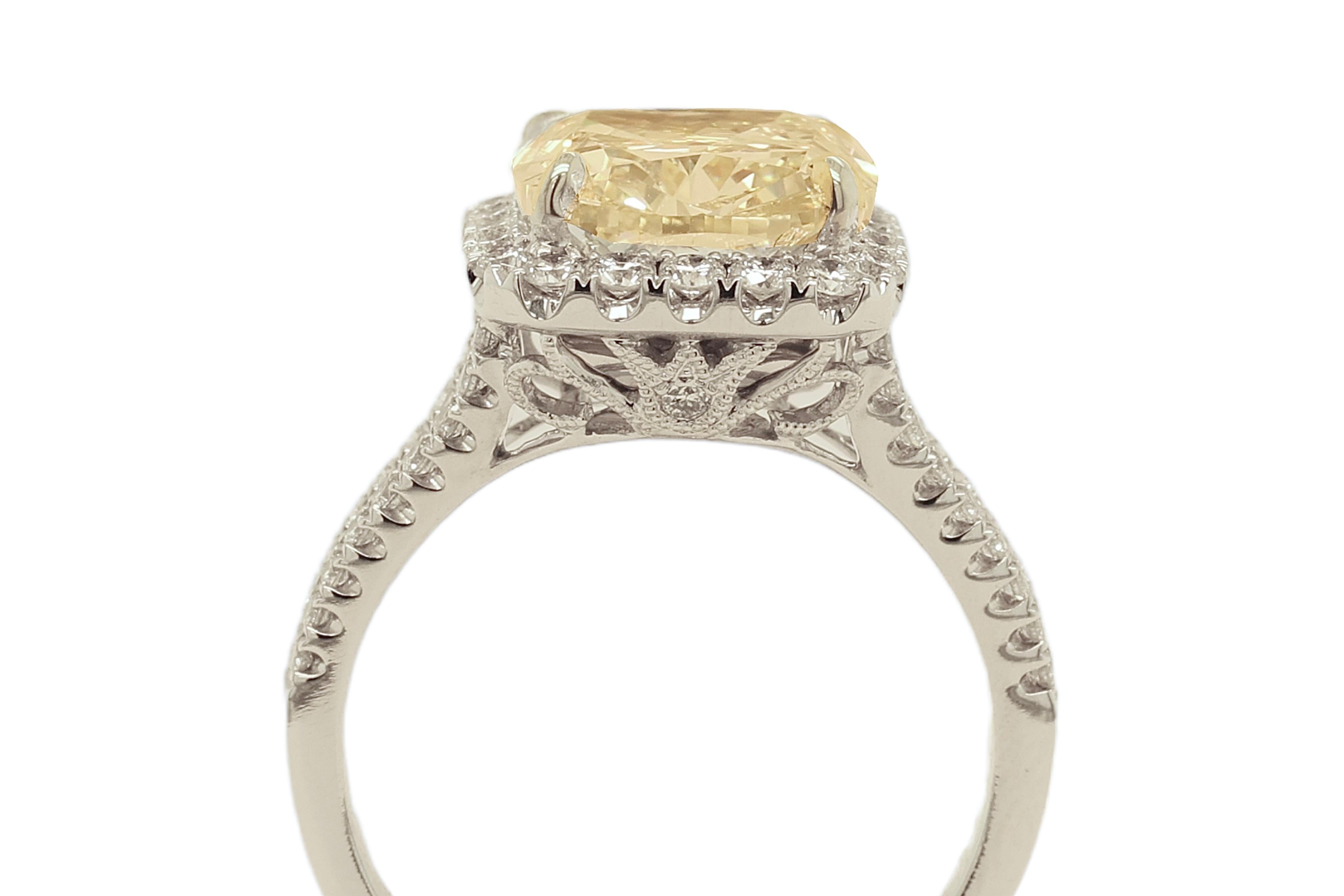 18 kt. White Gold Engagement Ring With Large 5 Ct Fancy Light Yellow Diamond In Excellent Condition For Sale In Antwerp, BE
