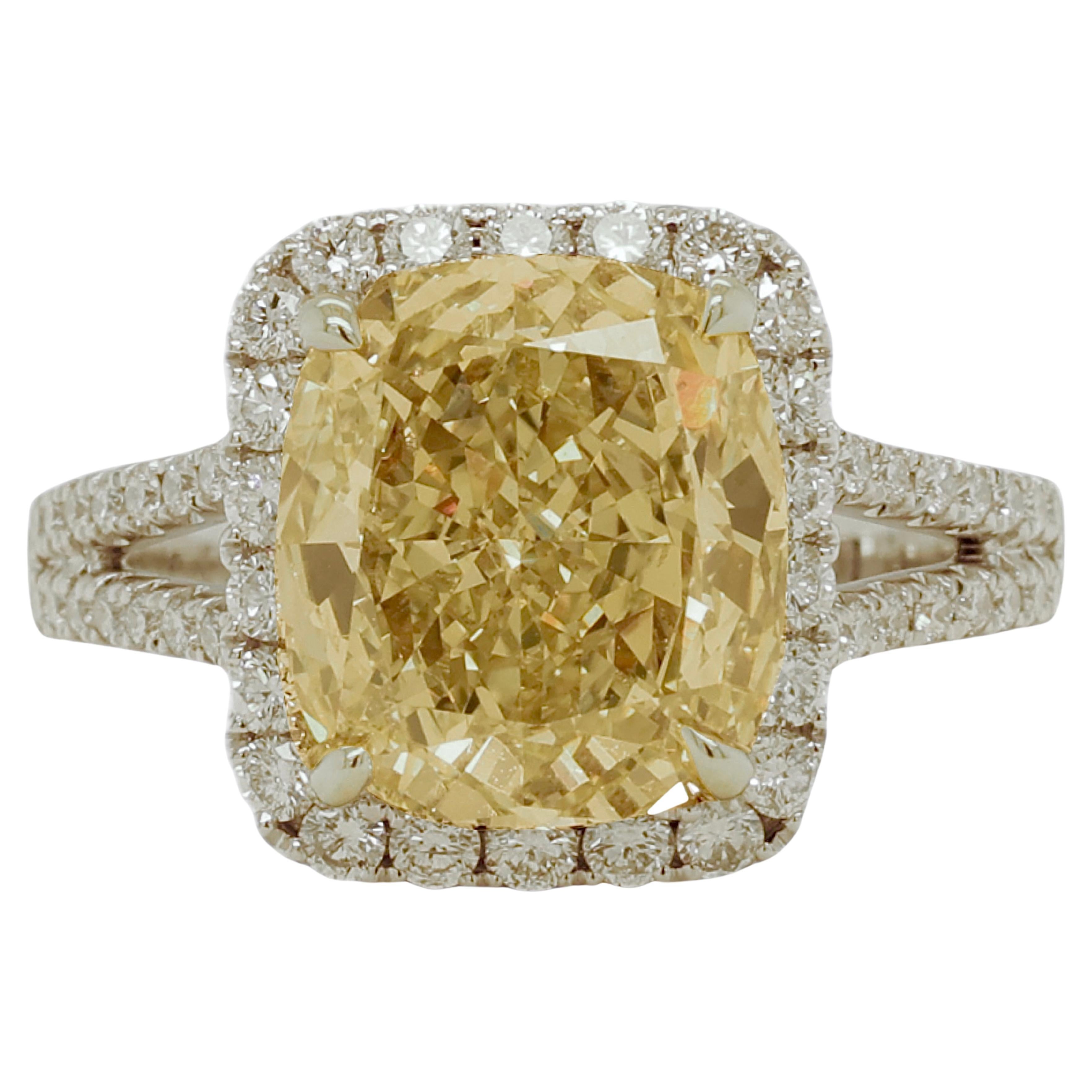 18 kt. White Gold Engagement Ring With Large 5 Ct Fancy Light Yellow Diamond For Sale