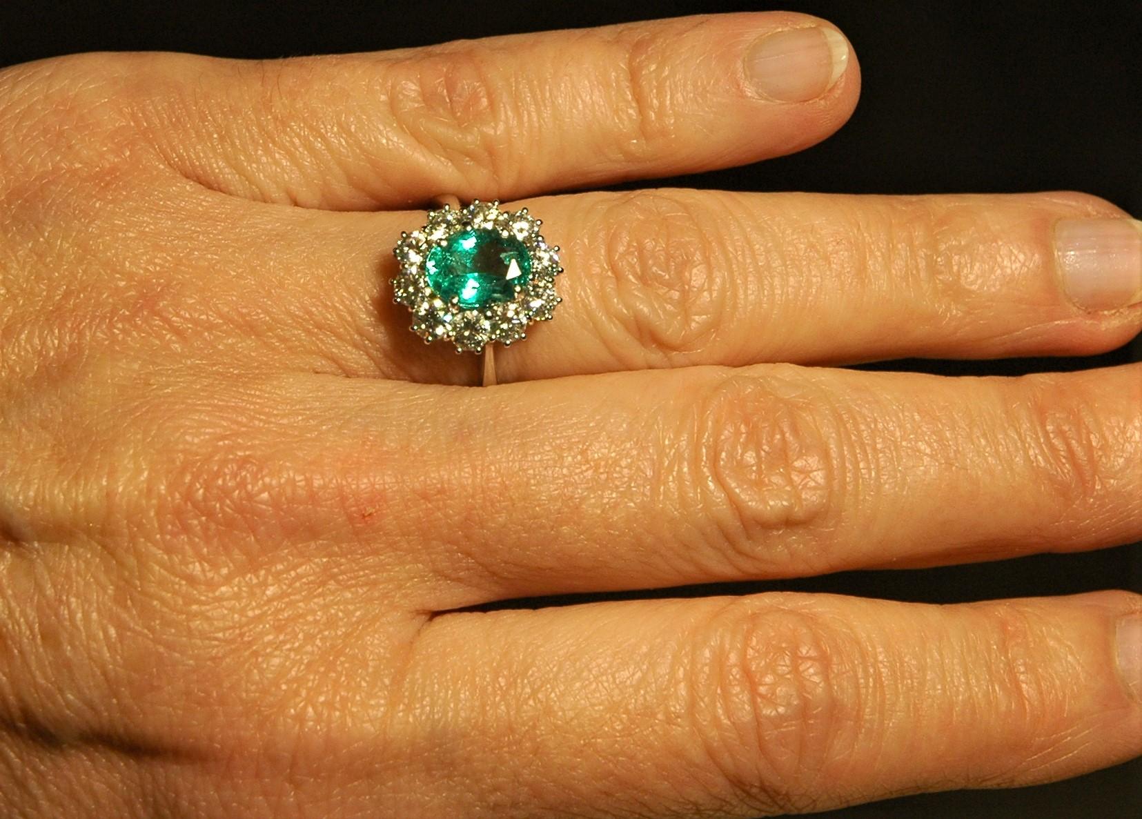 18 kt white gold engagement ring with solitaire emerald oval cut and diamonds  In New Condition For Sale In BARI, IT