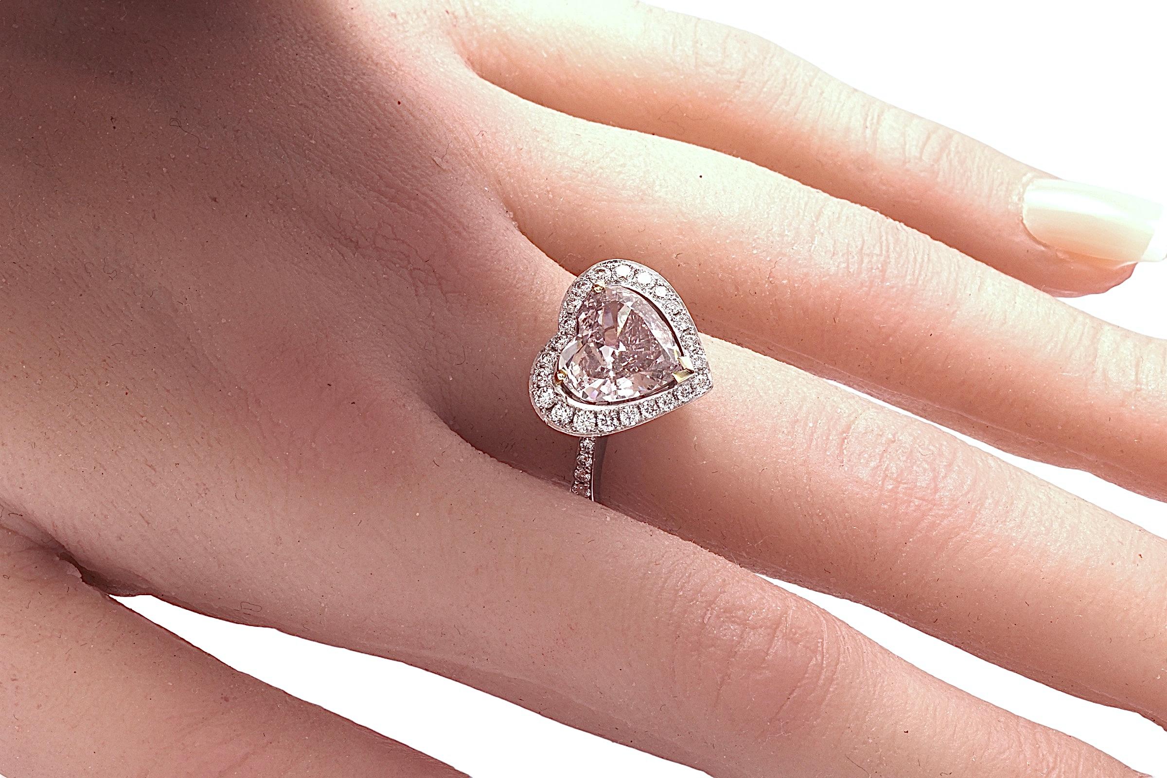 18 kt. White Gold Enhanced Pink Diamond Heart 2.78 ct. Ring, GIA Certificate In New Condition For Sale In Antwerp, BE