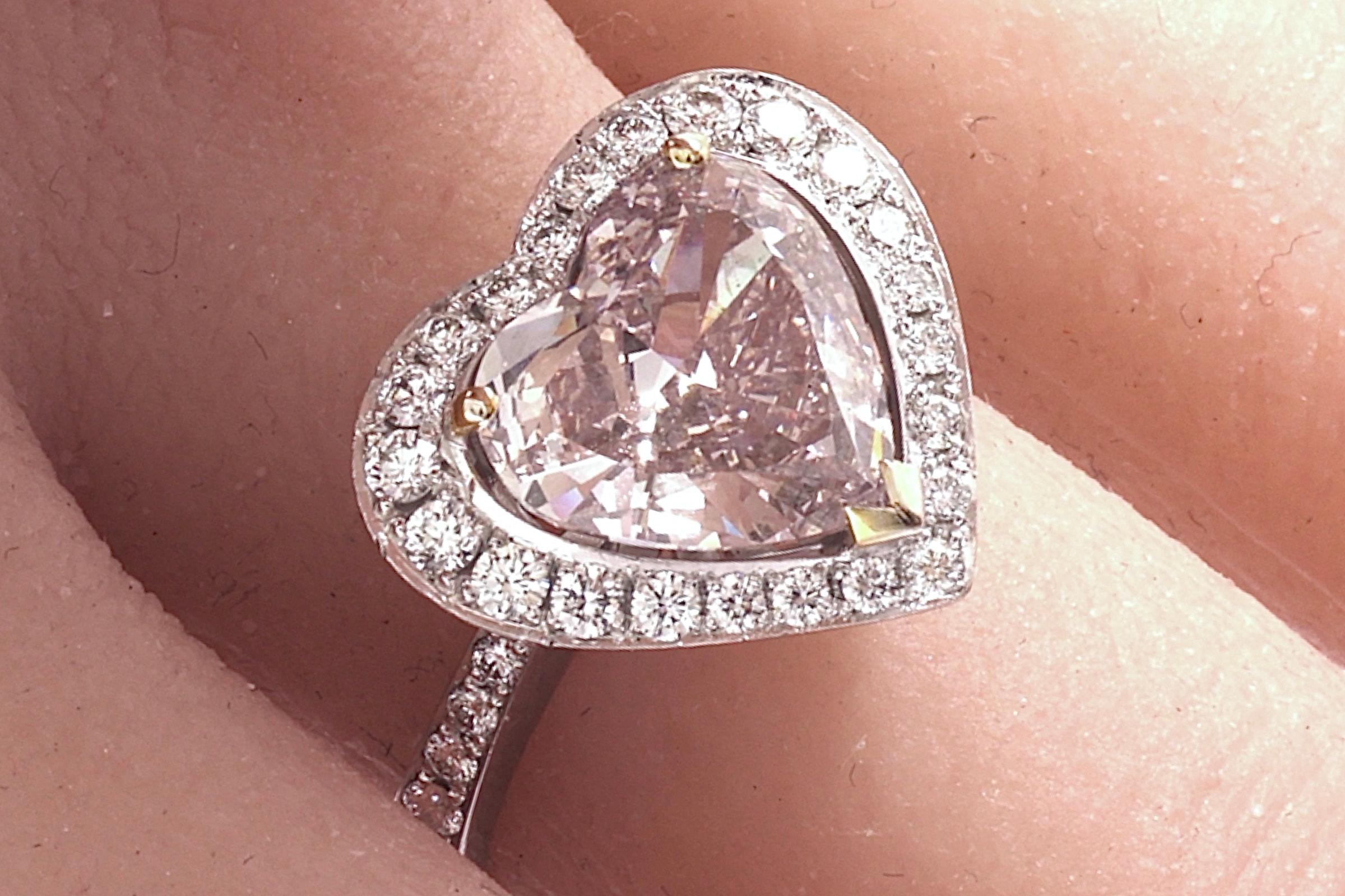 18 kt. Weißgold Enhanced Pink Diamond Herz 2,78 ct. Ring, GIA-Zertifikat im Angebot 2