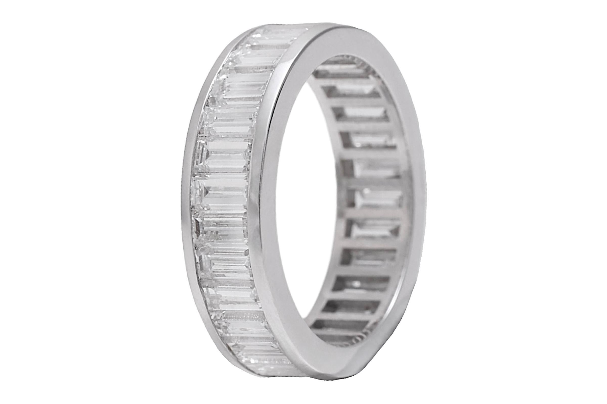 18 Kt White Gold Eternity Baguette Diamond Ring In New Condition For Sale In Antwerp, BE