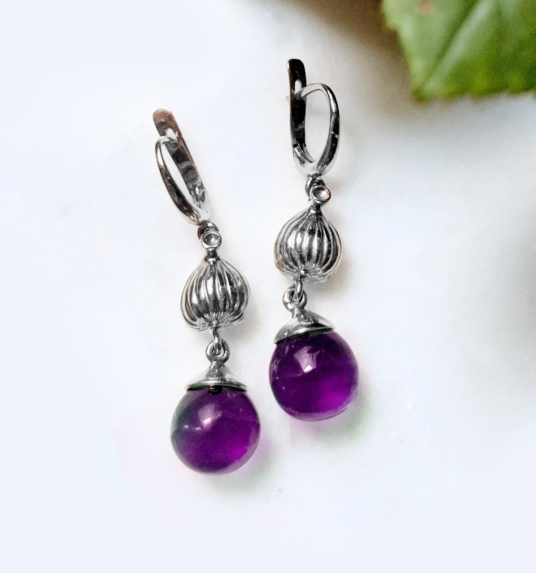 Eighteen Karat White Gold Fig Cocktail Earrings with Amethysts and Diamonds In New Condition For Sale In Berlin, DE