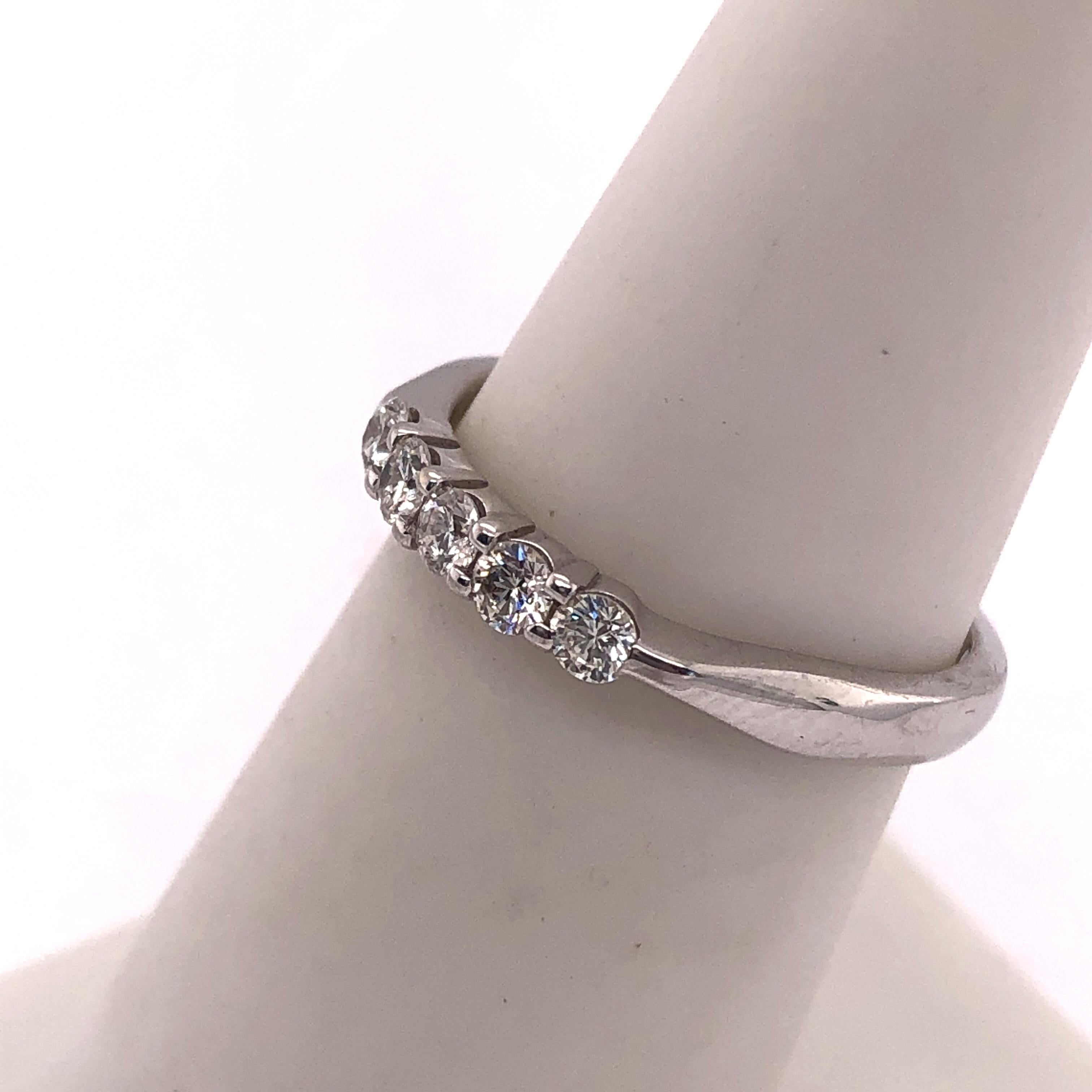 Alliance d'anniversaire de mariage en or blanc 18 carats avec cinq diamants 0,33 TDW en vente 4