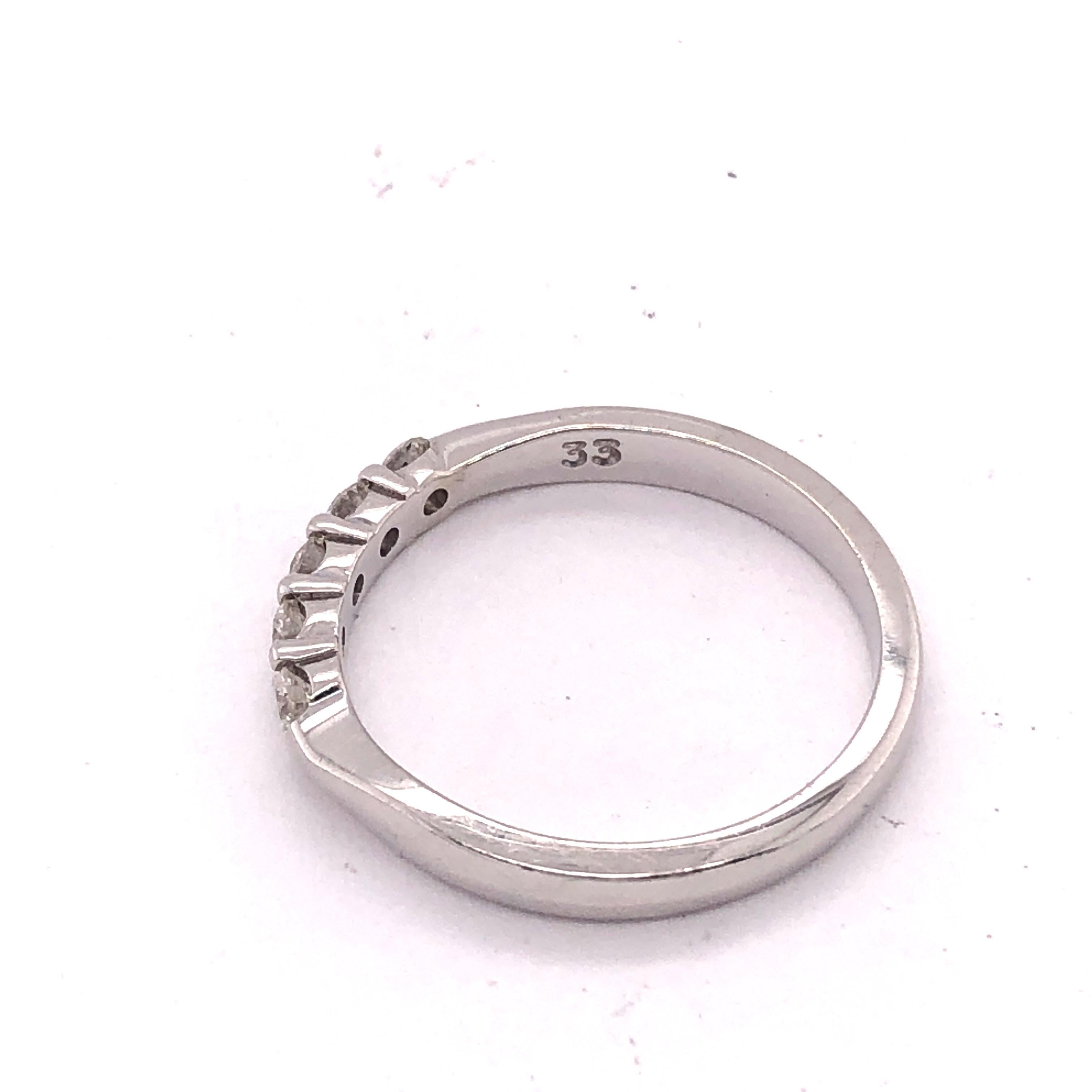 Alliance d'anniversaire de mariage en or blanc 18 carats avec cinq diamants 0,33 TDW en vente 5