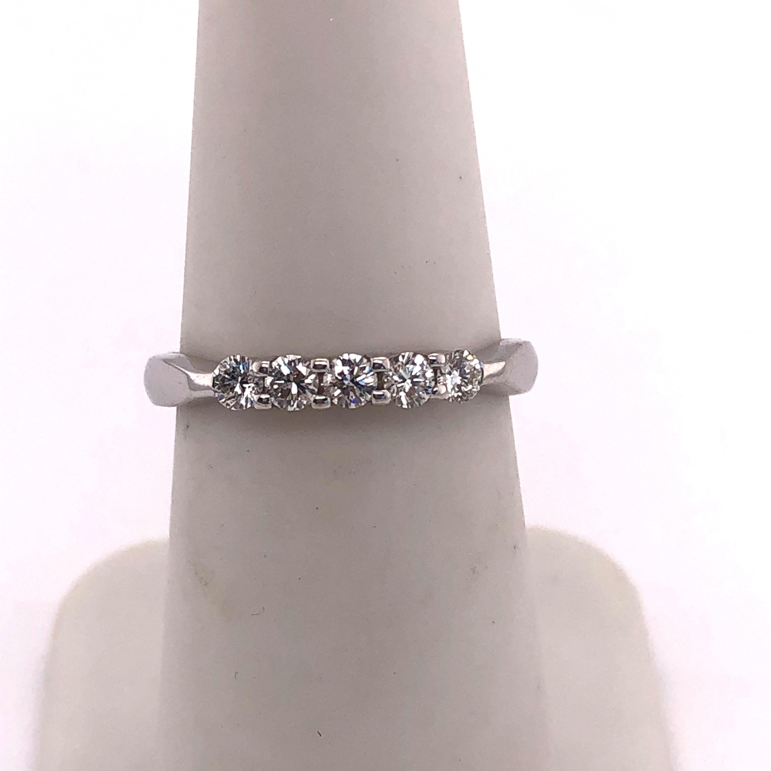Taille ronde Alliance d'anniversaire de mariage en or blanc 18 carats avec cinq diamants 0,33 TDW en vente
