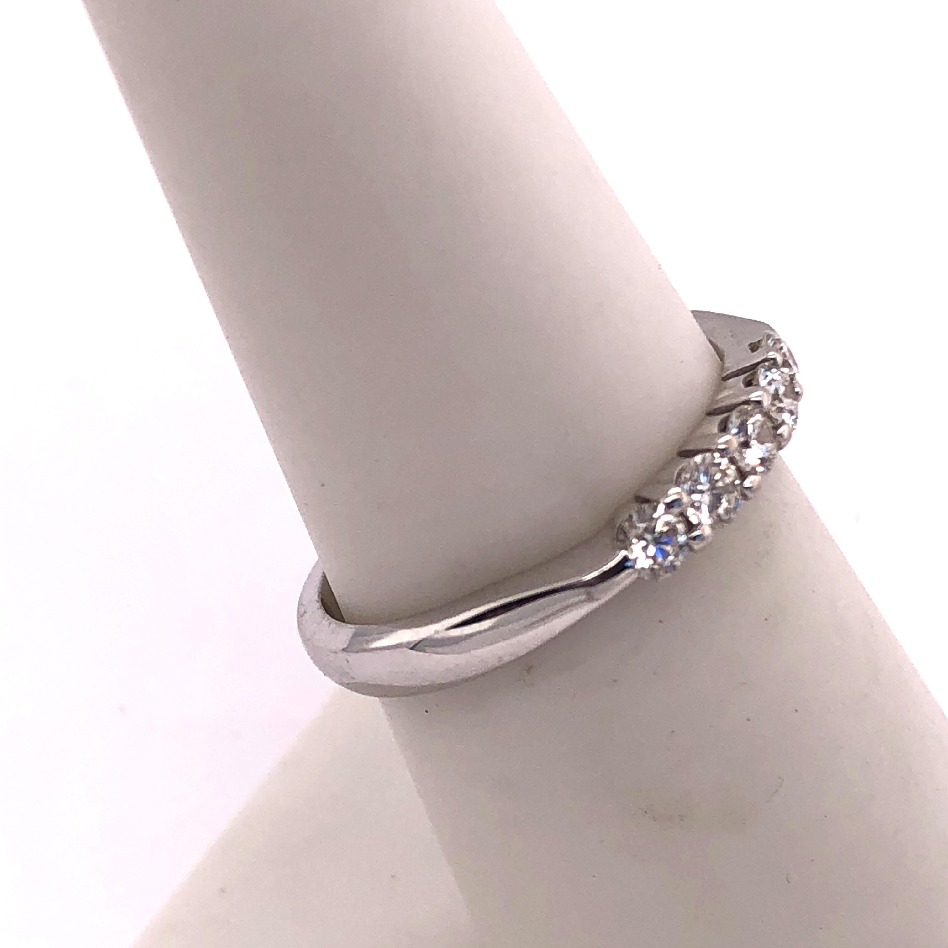 Alliance d'anniversaire de mariage en or blanc 18 carats avec cinq diamants 0,33 TDW en vente 1