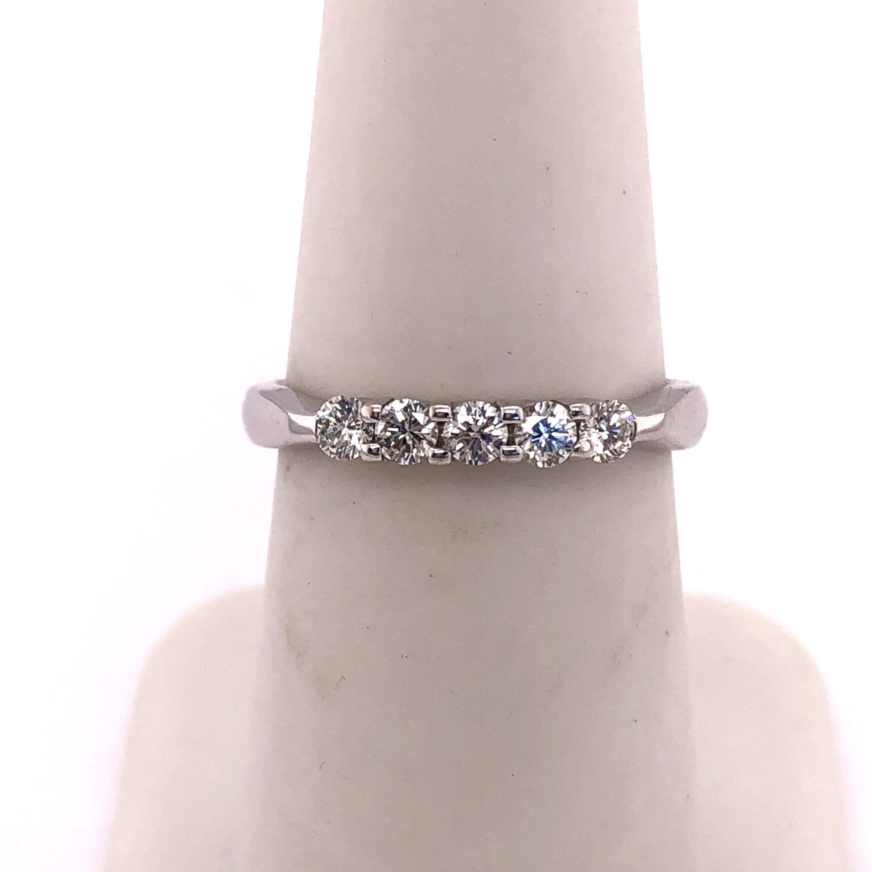 Alliance d'anniversaire de mariage en or blanc 18 carats avec cinq diamants 0,33 TDW en vente 2