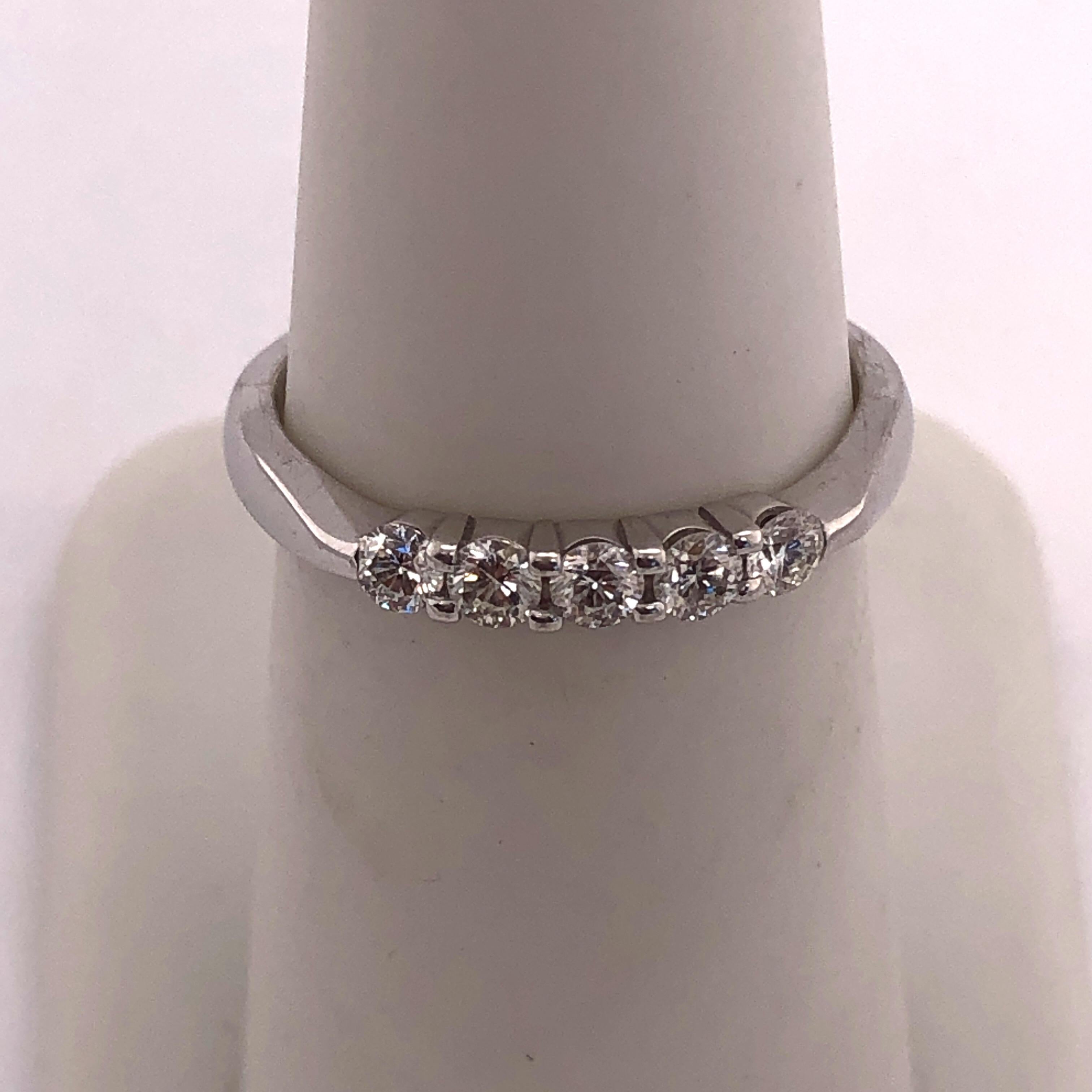 Alliance d'anniversaire de mariage en or blanc 18 carats avec cinq diamants 0,33 TDW en vente 3