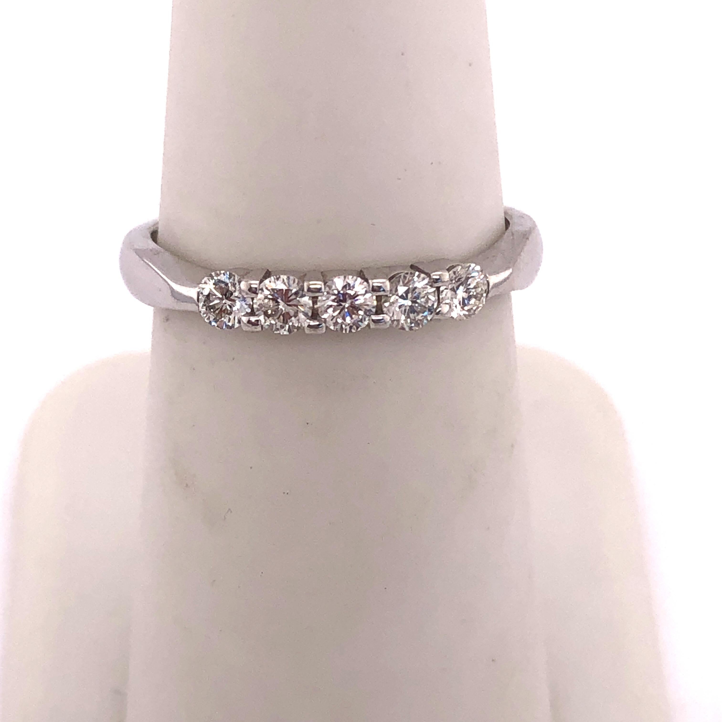 bague d'anniversaire de mariage en or blanc 18 Kt à cinq diamants - Bracelet de mariage 
0.33 Poids total des diamants .
3.00 grammes poids total.