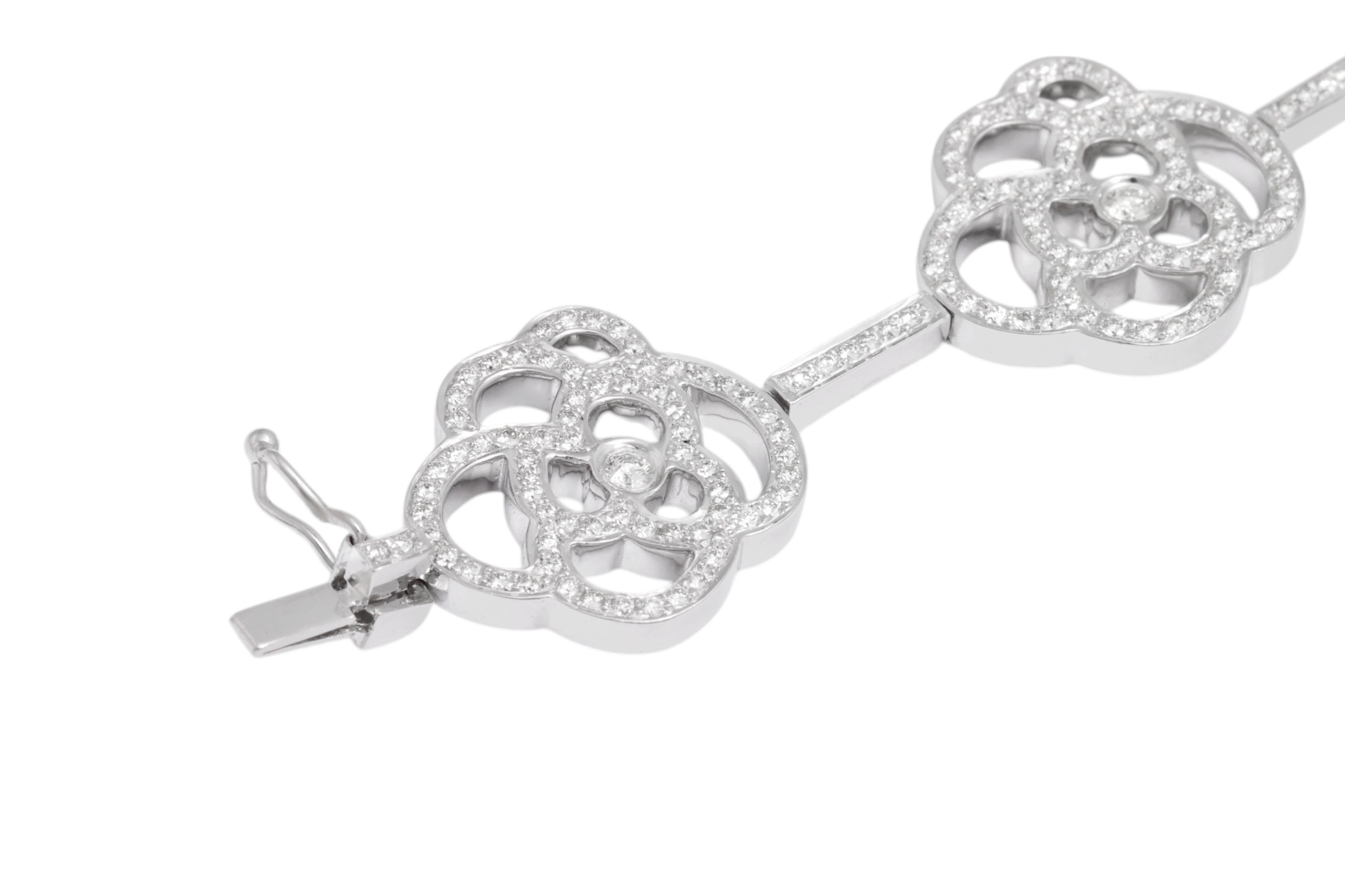 18 Kt Weißgold Floral Design Voll Diamant Set Armband im Angebot 4