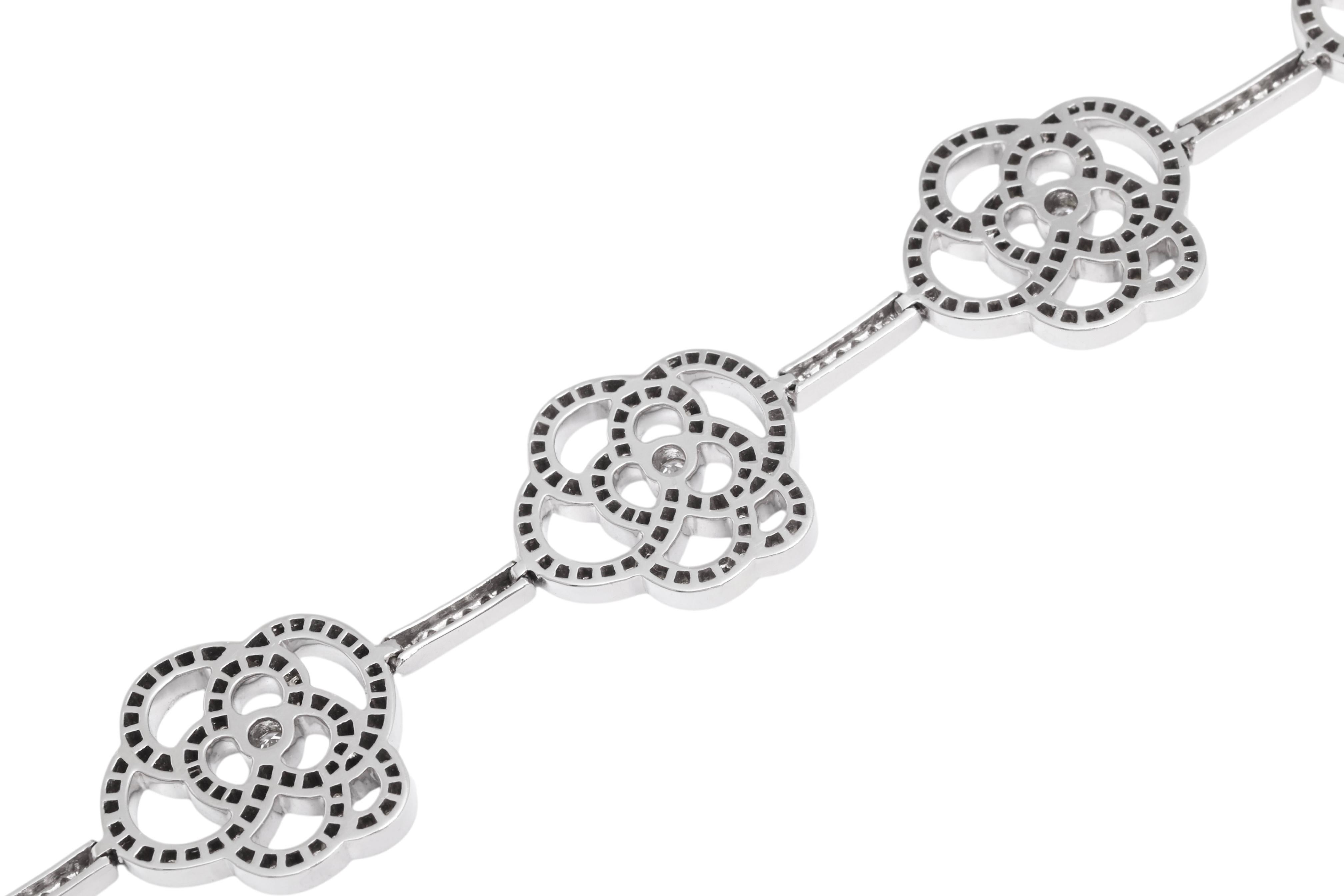 18 Kt Weißgold Floral Design Voll Diamant Set Armband im Angebot 6