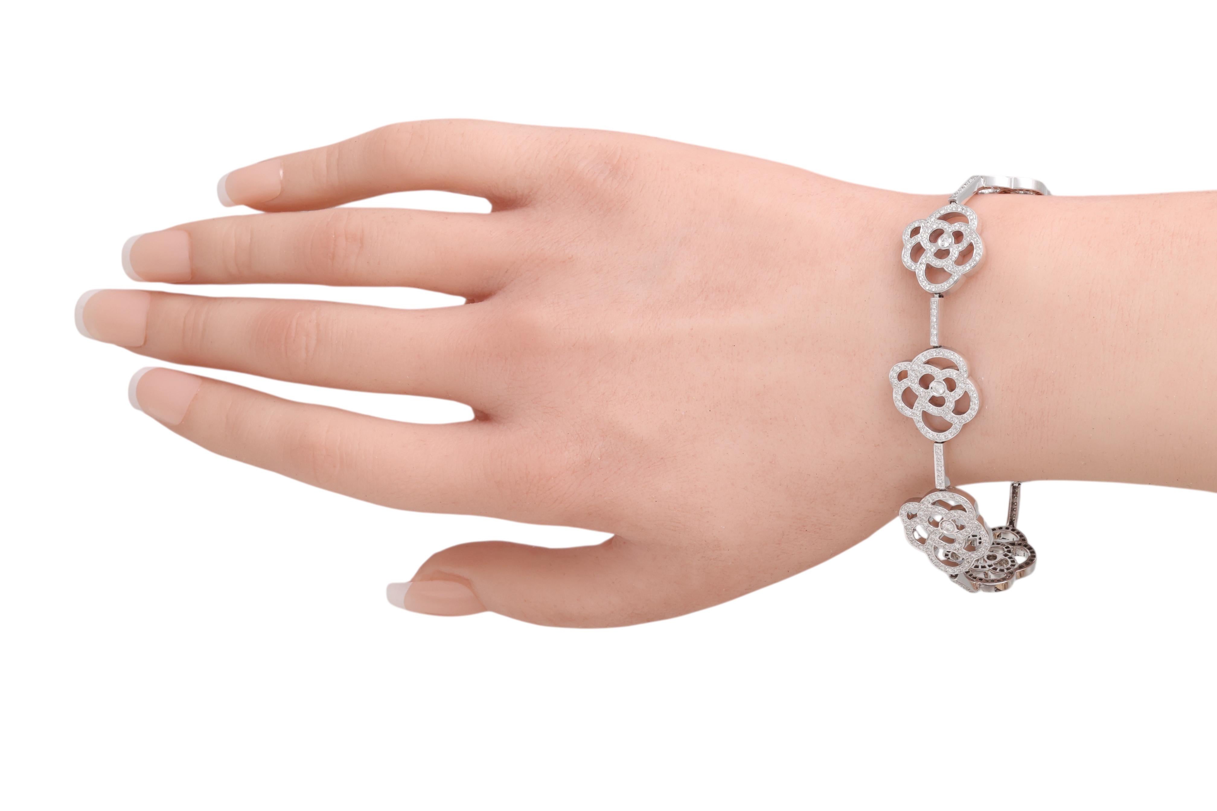 18 Kt Weißgold Floral Design Voll Diamant Set Armband im Angebot 7