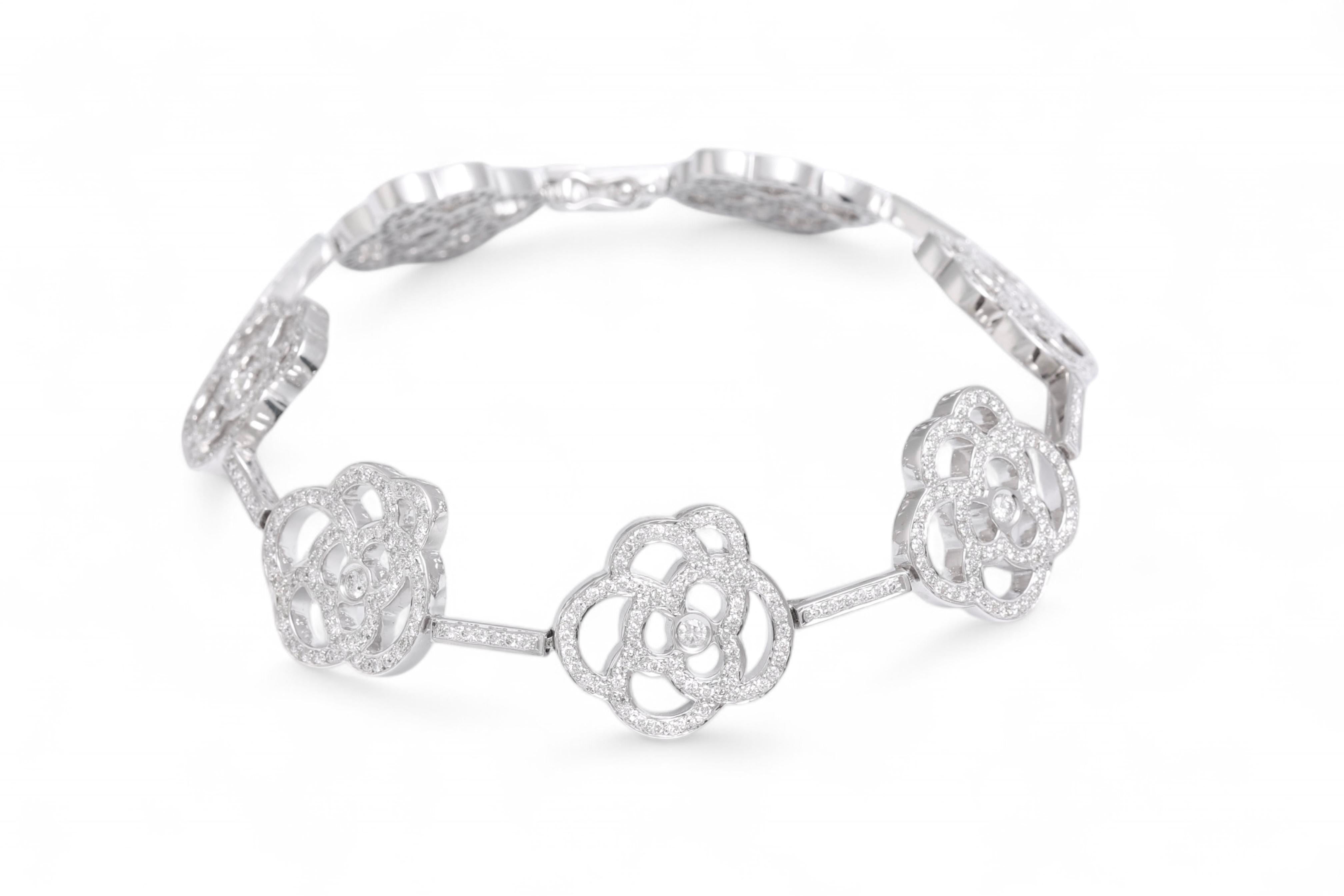 18 Kt Weißgold Floral Design Voll Diamant Set Armband

MATERIAL: 18 kt Weißgold

Diamanten : Diamanten im Brillantschliff

Gesamtgewicht 29,2 Gramm