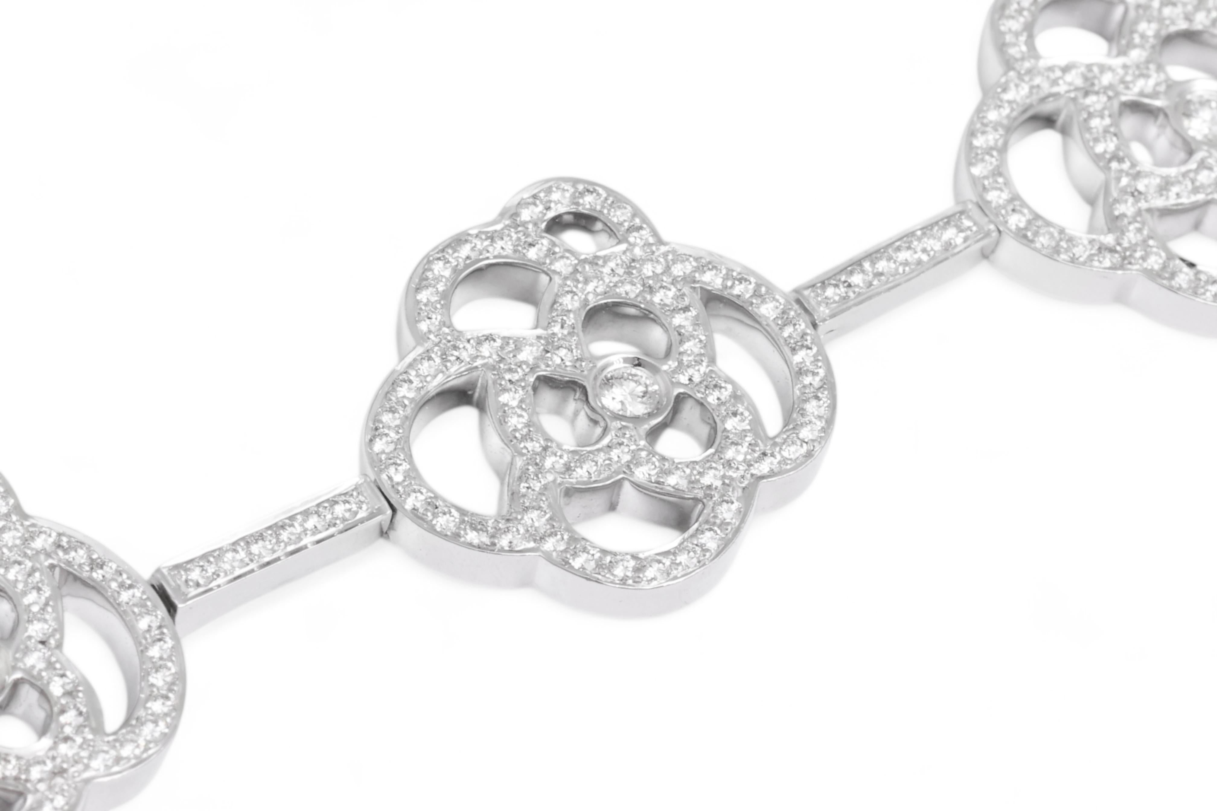 18 Kt Weißgold Floral Design Voll Diamant Set Armband im Angebot 1