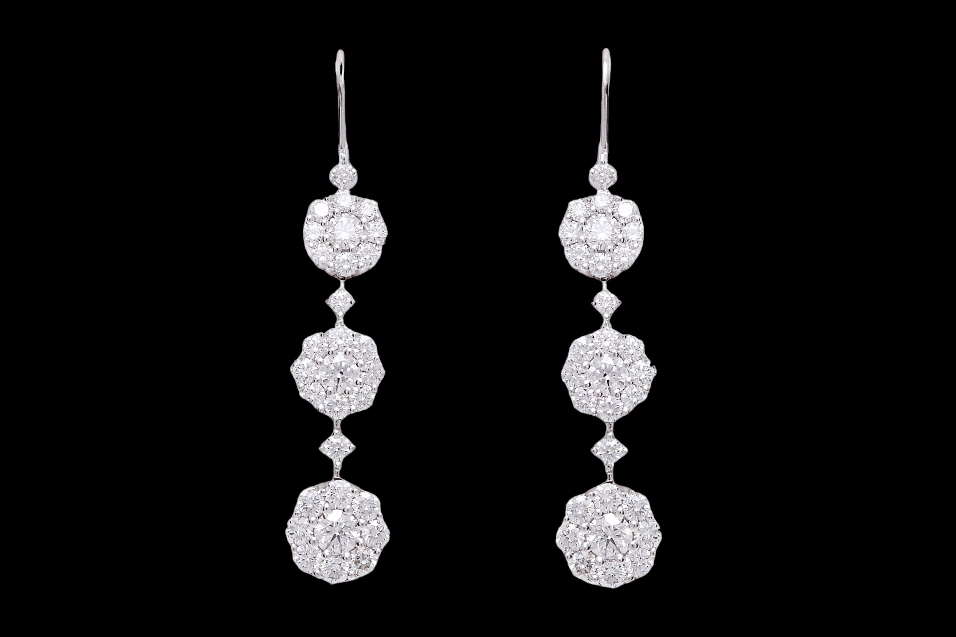 18 kt. White Gold Flower Earrings With 2.66 ct. Diamonds In New Condition For Sale In Antwerp, BE