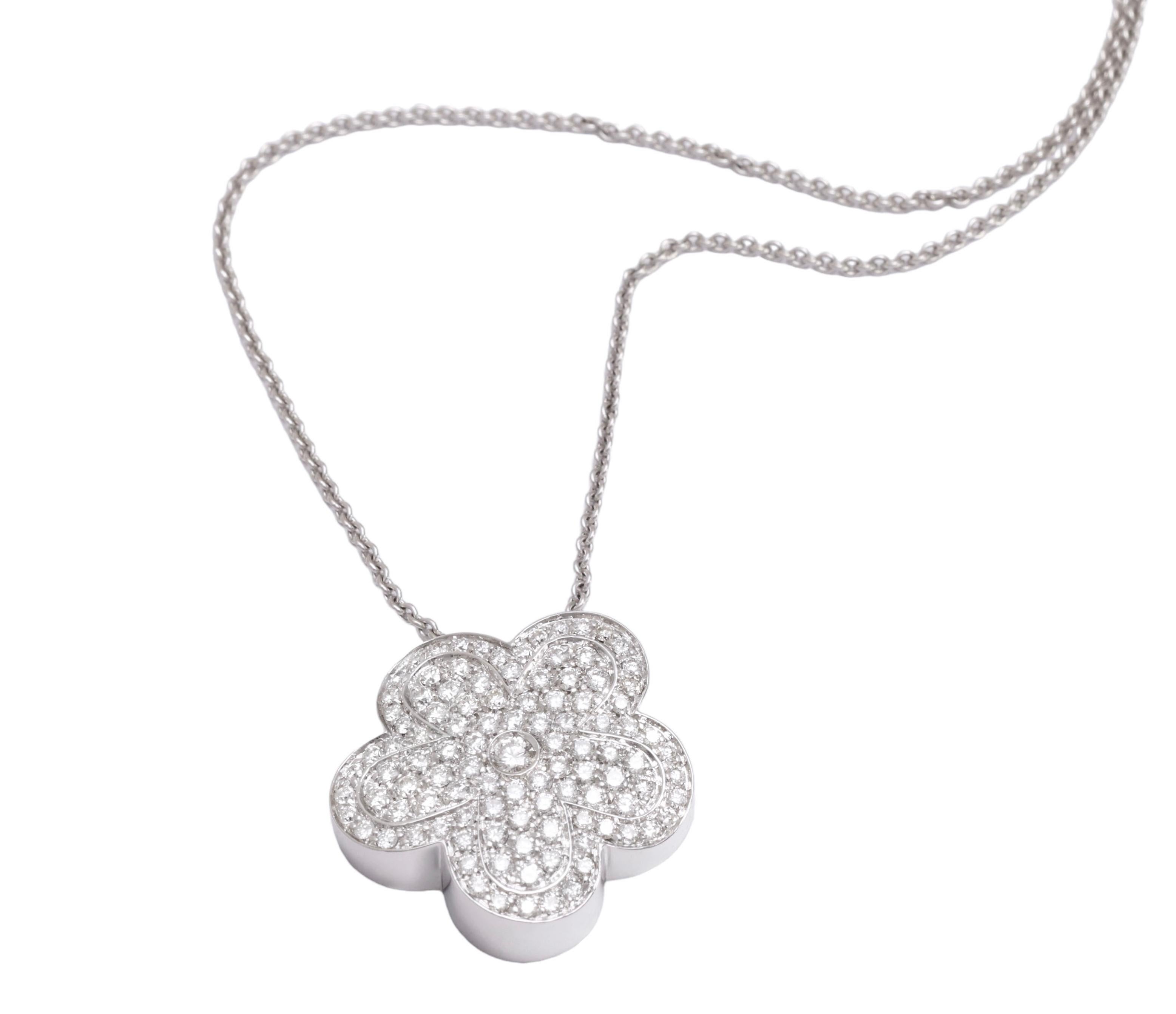 Beautiful 18 kt. White Gold Flower Pendant / Necklace With 1.18 ct. Diamonds 

Matching Ring : Ref: LU1752212579182

Diamonds: White brilliant cut diamonds, together approx. 1.18 ct. F/G VVS/VS

Material: 18 kt. white gold

Measurements: Pendant:
