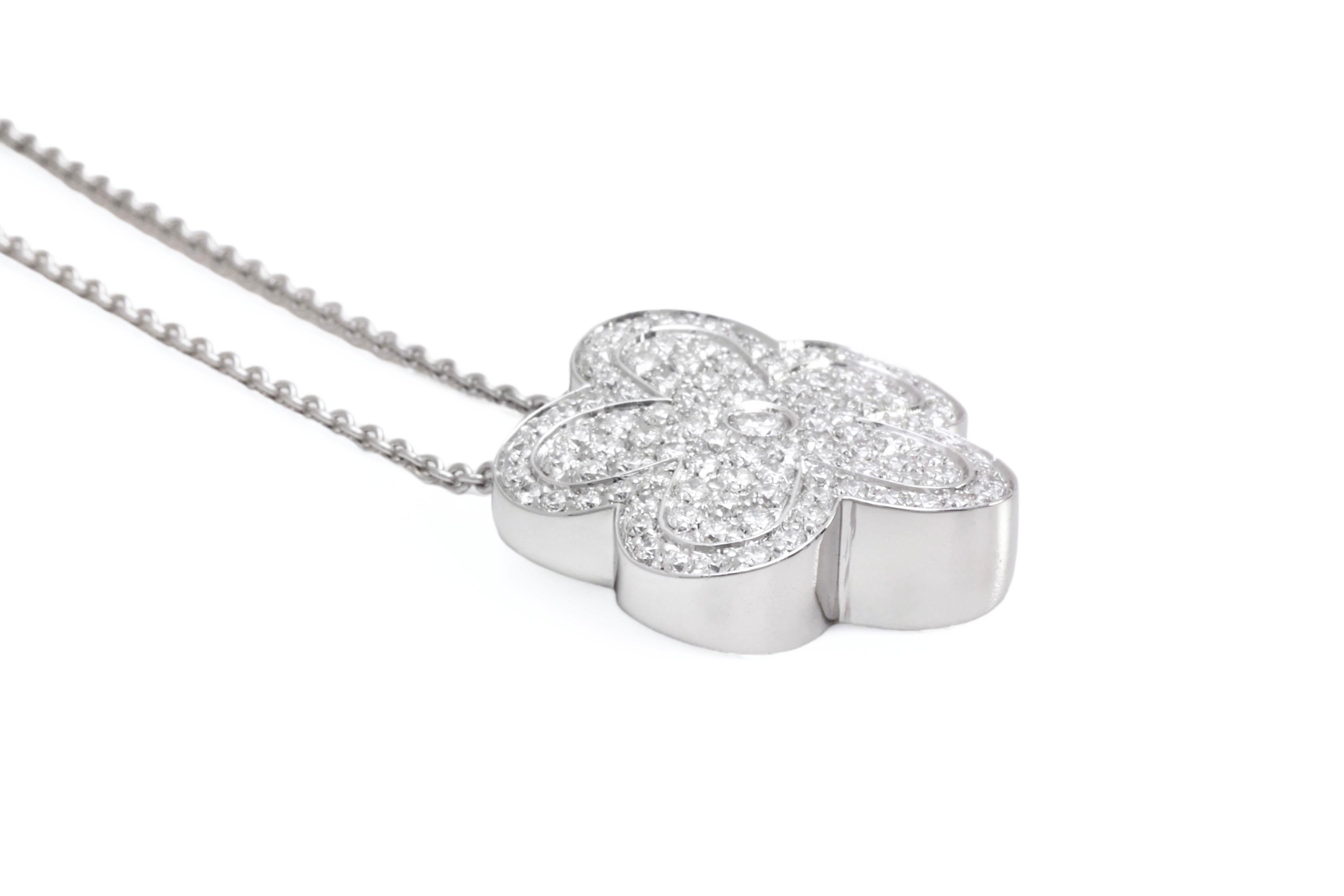 18 kt. White Gold Flower Pendant / Necklace With 1.18 ct. Diamonds In New Condition For Sale In Antwerp, BE
