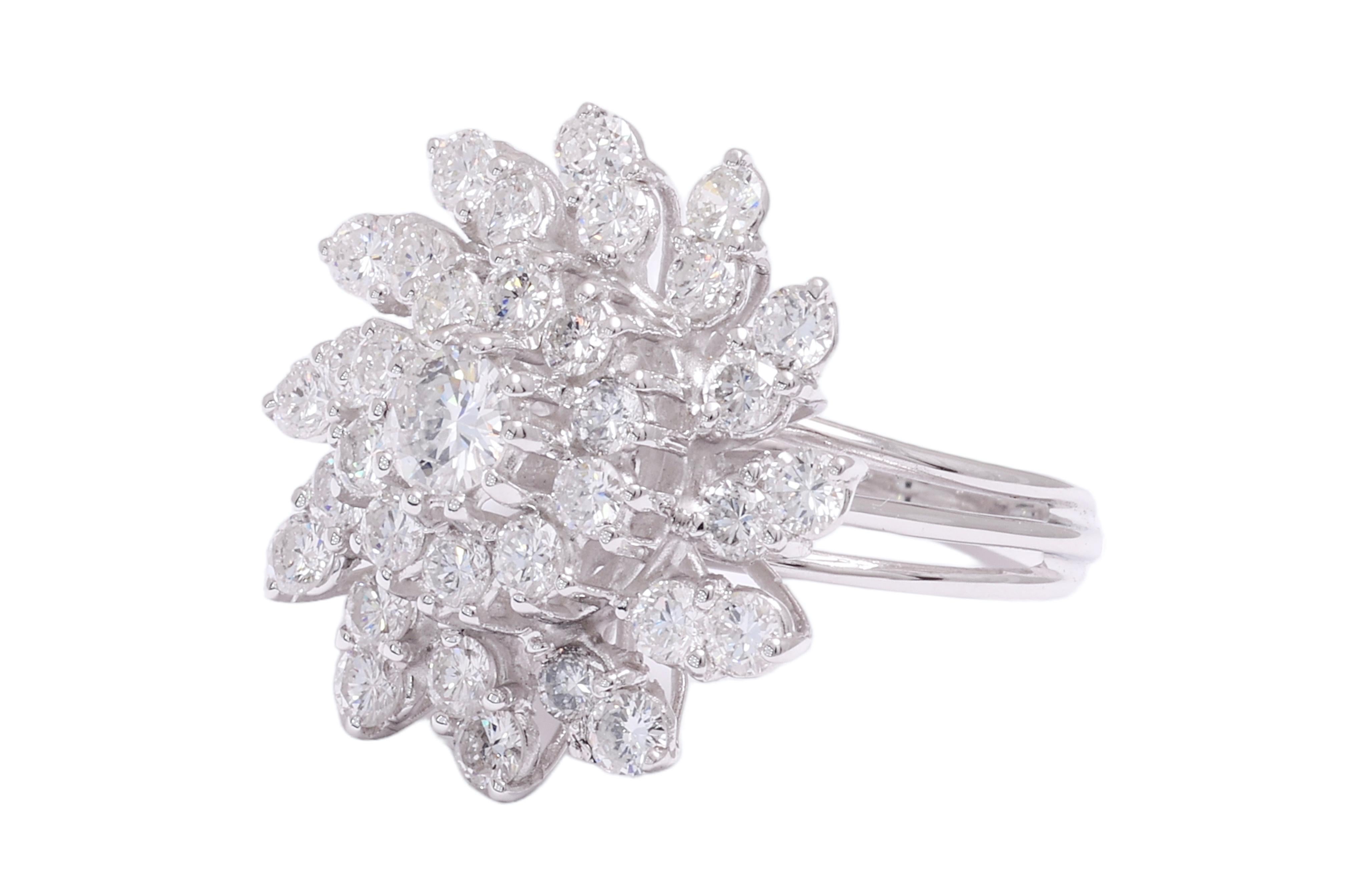 18 kt. White Gold Flower Ring  With 2.85 ct. Diamonds  In Excellent Condition For Sale In Antwerp, BE