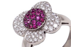 18 kt. White Gold Flower Shape Ring with 1 ct. Diamonds & 0.5 ct. Pink Sapphire