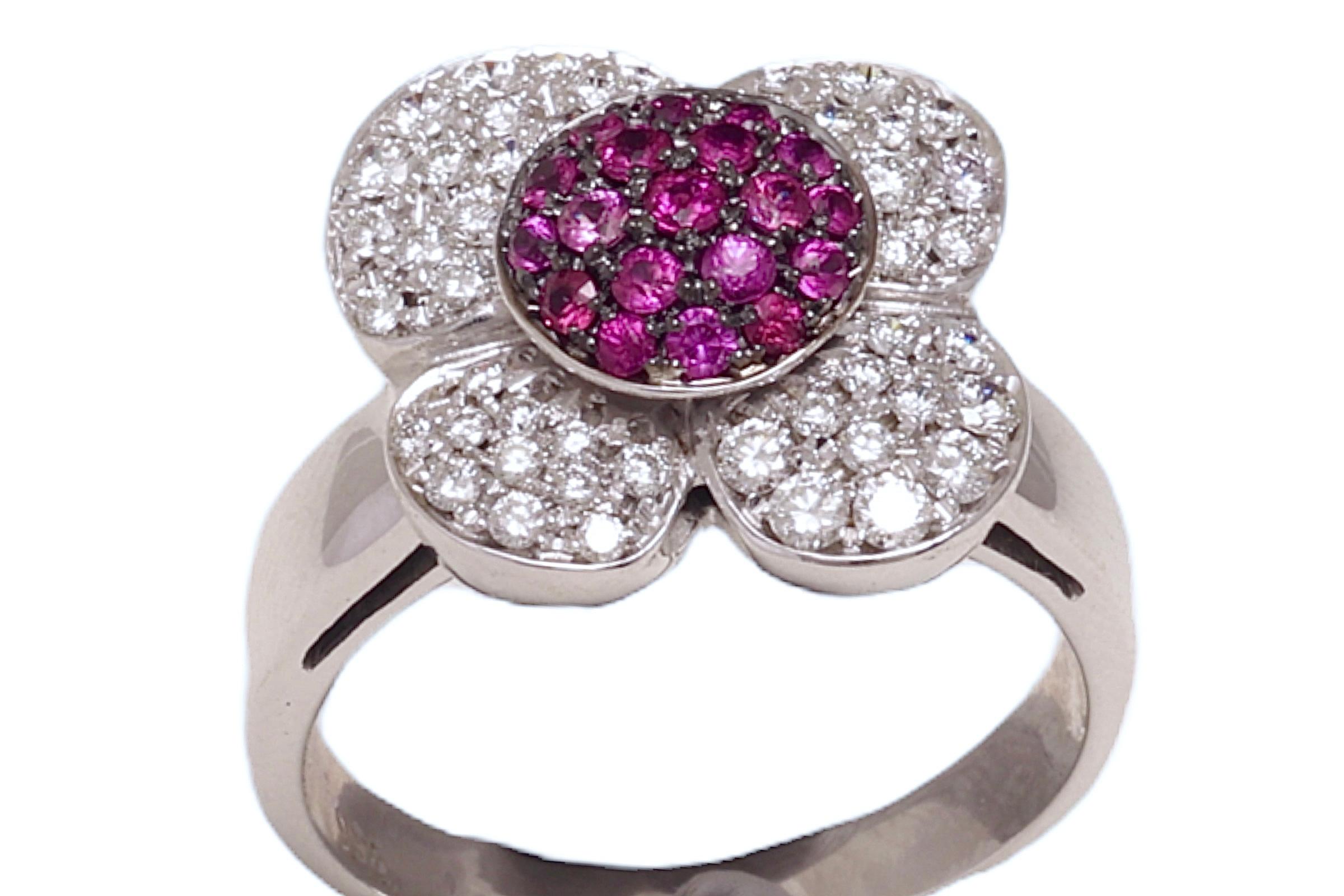Taglio brillante 18 kt. Anello a forma di fiore in oro bianco con 1 ct. Diamanti e 0,5 ct. Zaffiro rosa in vendita