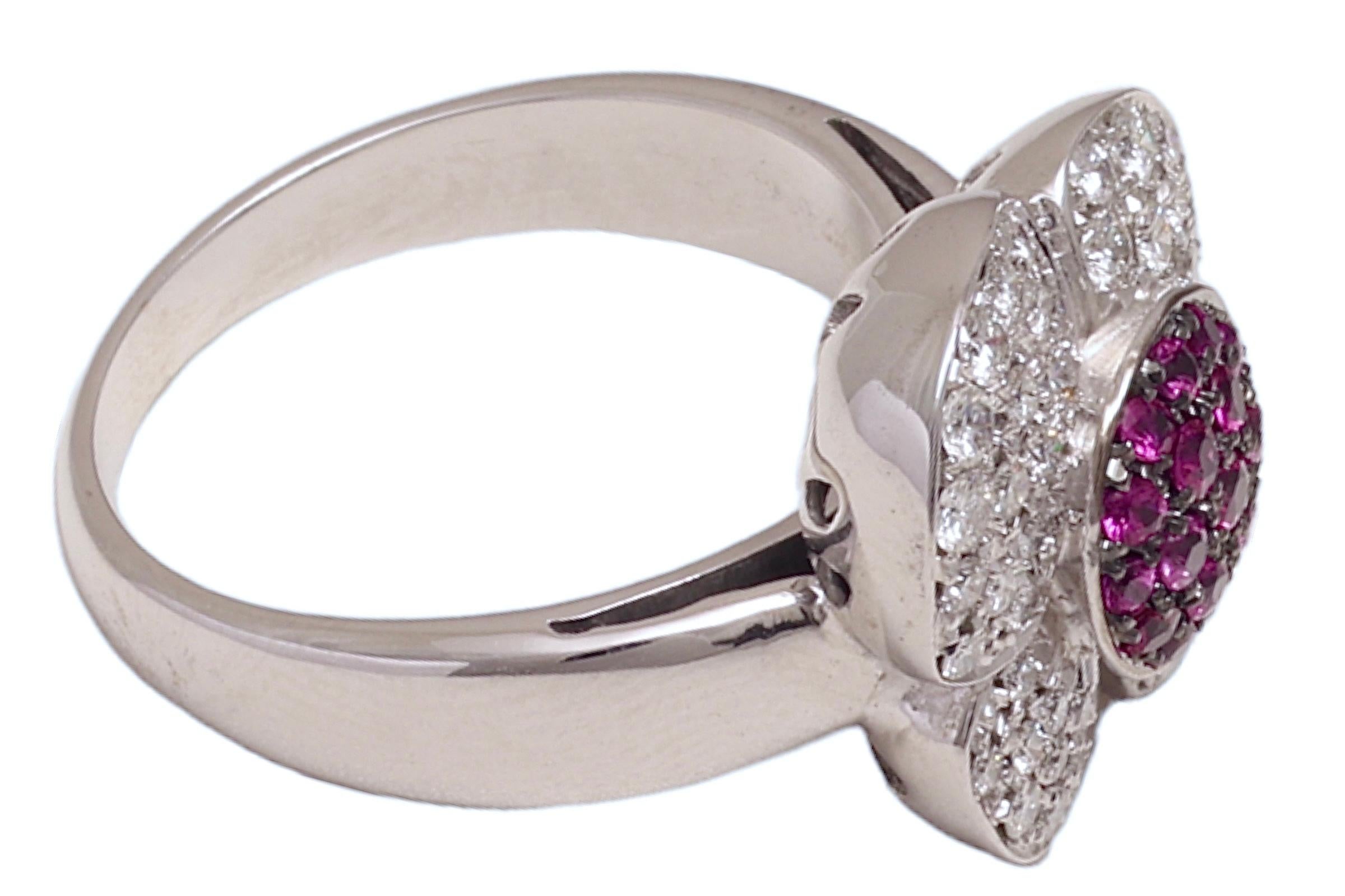  18 kt. White Gold Flower Shape Ring with 1 ct. Diamonds & 0.5 ct. Pink Sapphire In New Condition For Sale In Antwerp, BE