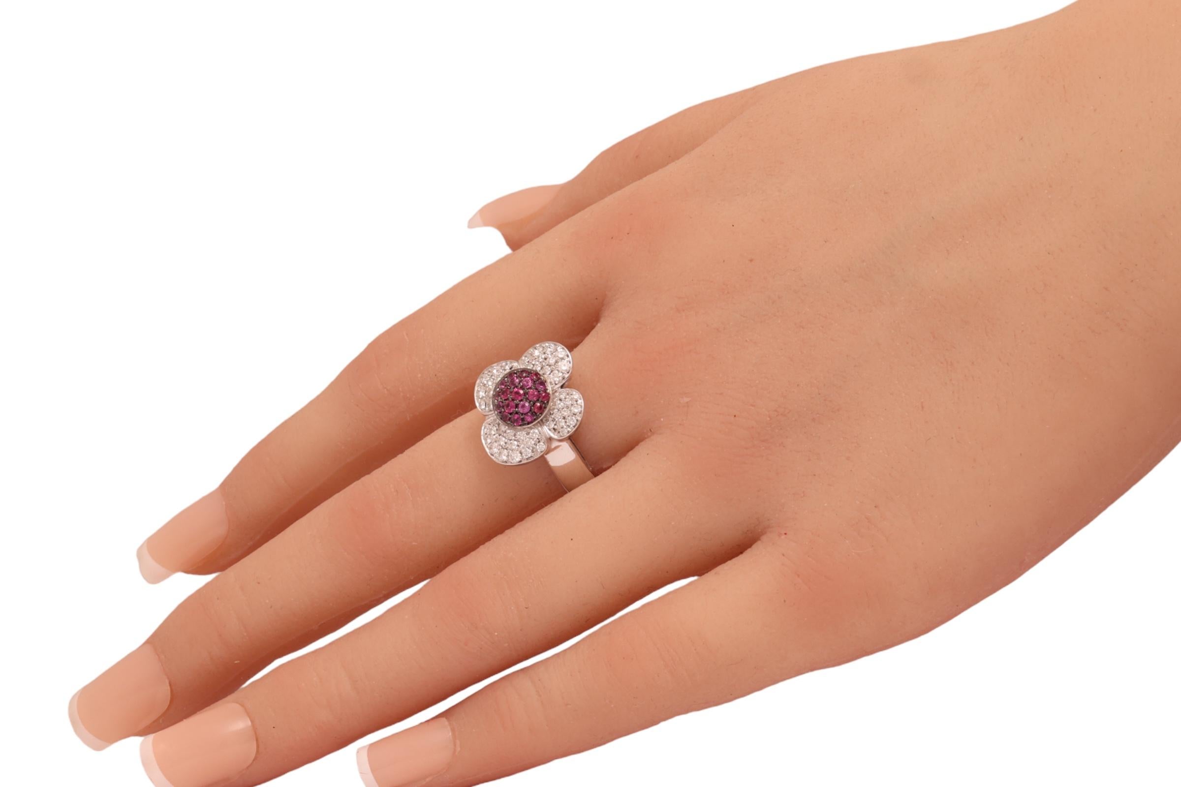  18 kt. White Gold Flower Shape Ring with 1 ct. Diamonds & 0.5 ct. Pink Sapphire For Sale 2
