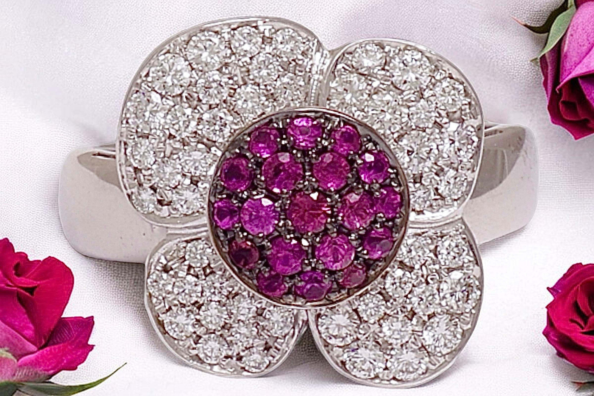 18 kt. Anello a forma di fiore in oro bianco con 1 ct. Diamanti e 0,5 ct. Zaffiro rosa in vendita 3