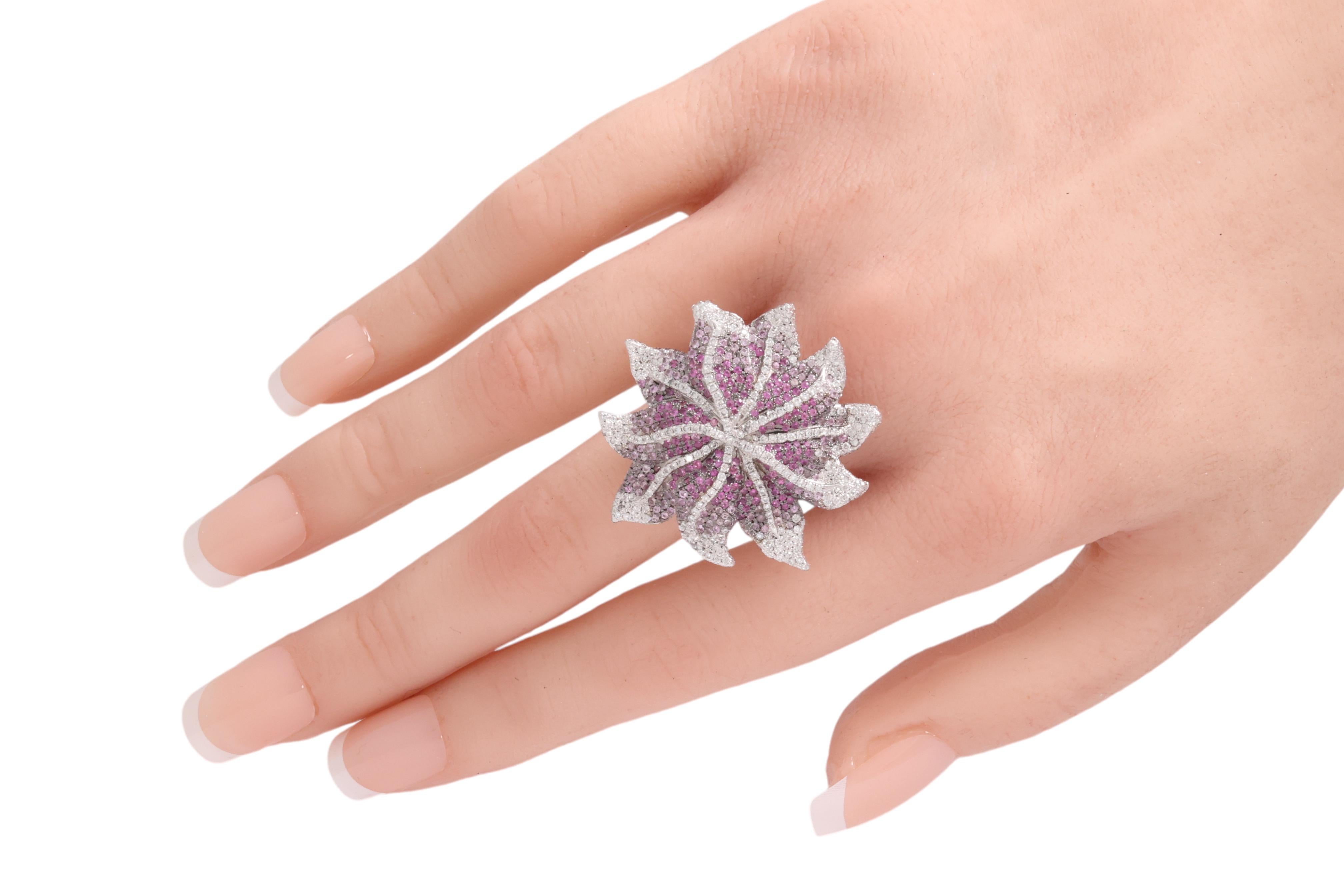 18 Karat Weißgold Blumenförmige Diamanten und Saphire in Blumenform, einzigartig im Angebot 4