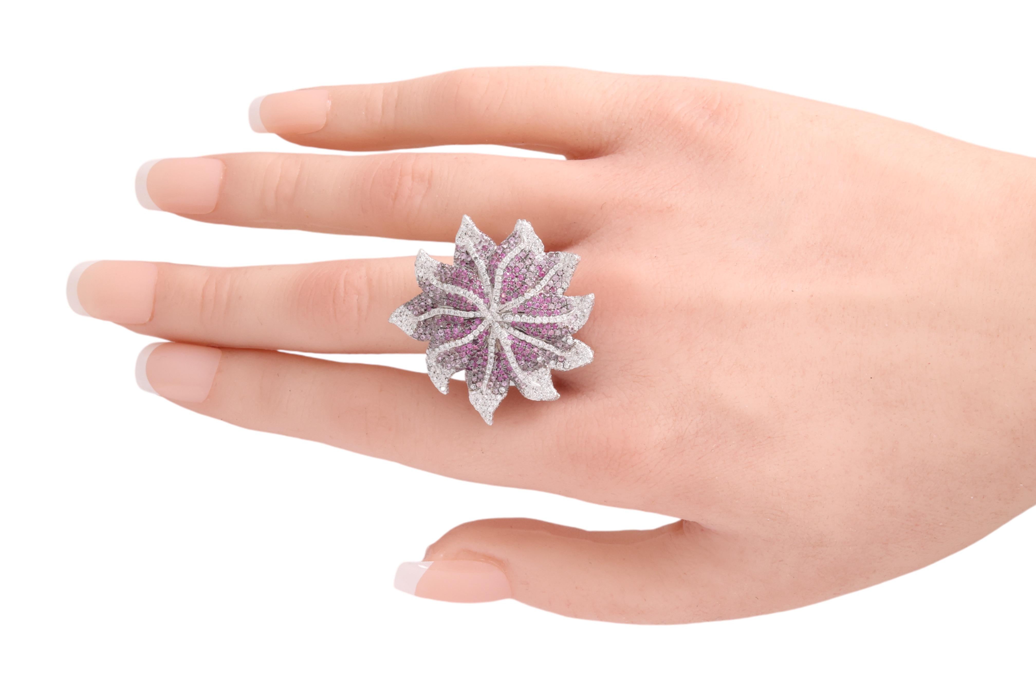 18 Karat Weißgold Blumenförmige Diamanten und Saphire in Blumenform, einzigartig im Angebot 5