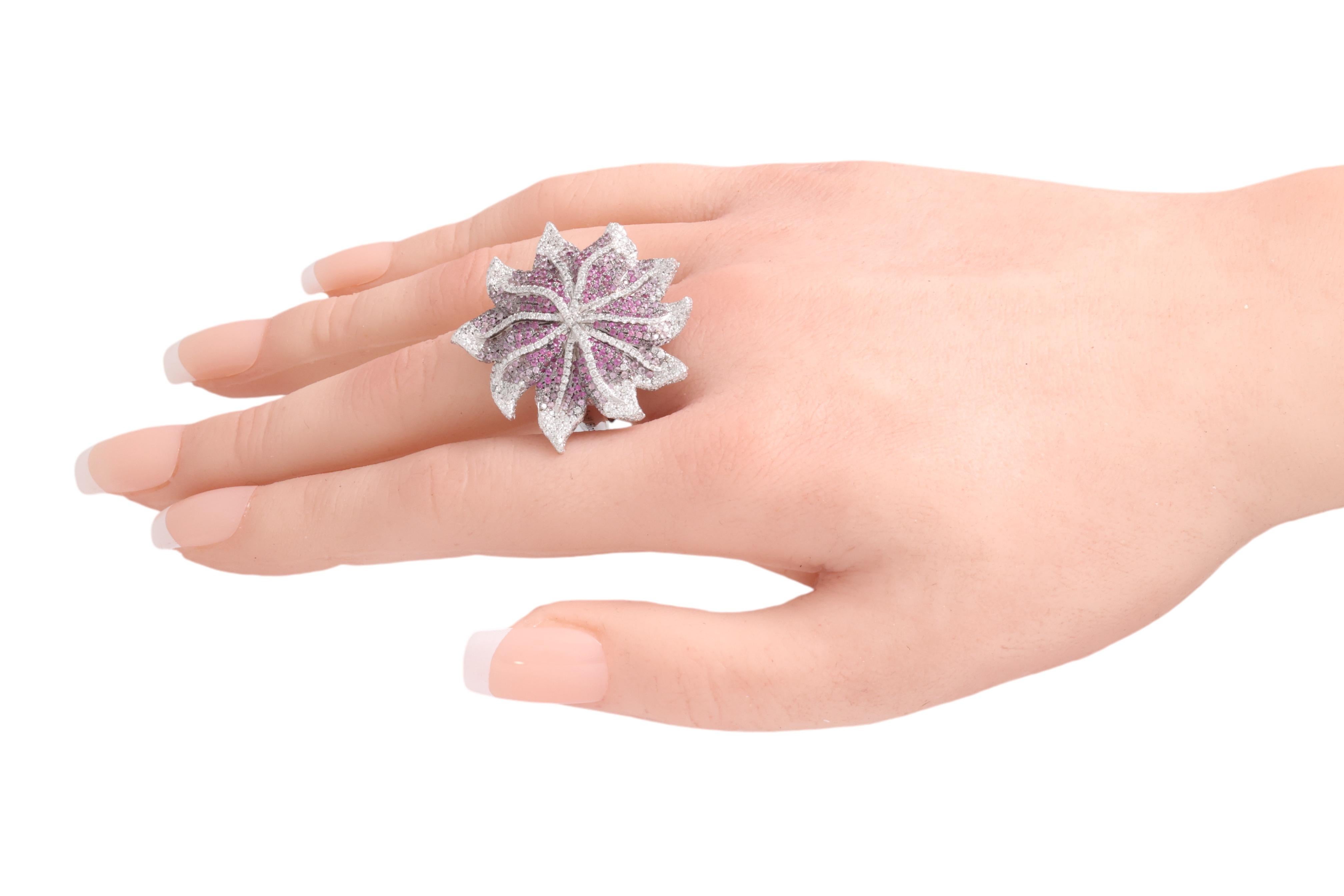 18 Karat Weißgold Blumenförmige Diamanten und Saphire in Blumenform, einzigartig im Angebot 6