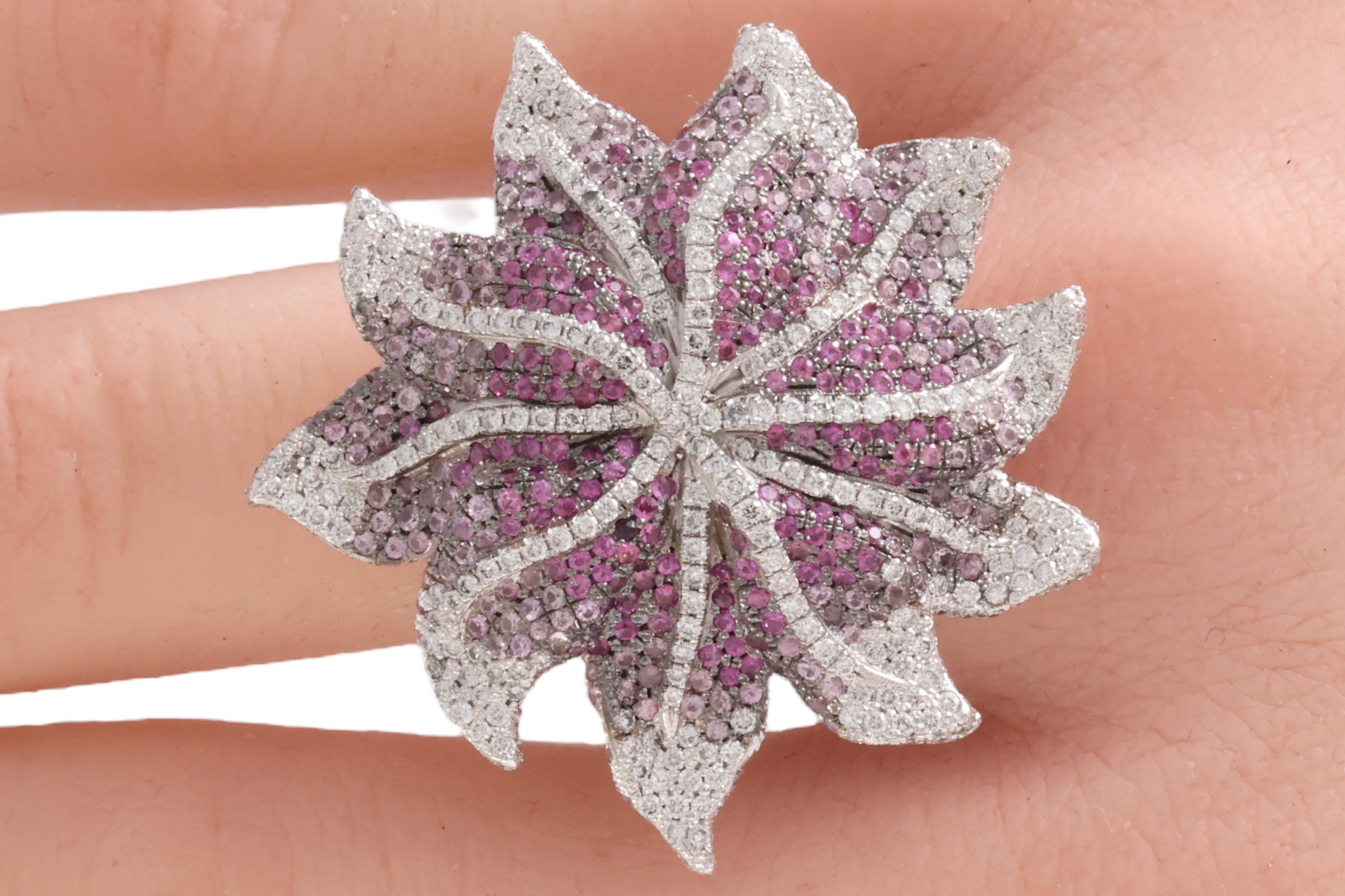18 Karat Weißgold Blumenförmige Diamanten und Saphire in Blumenform, einzigartig im Angebot 7