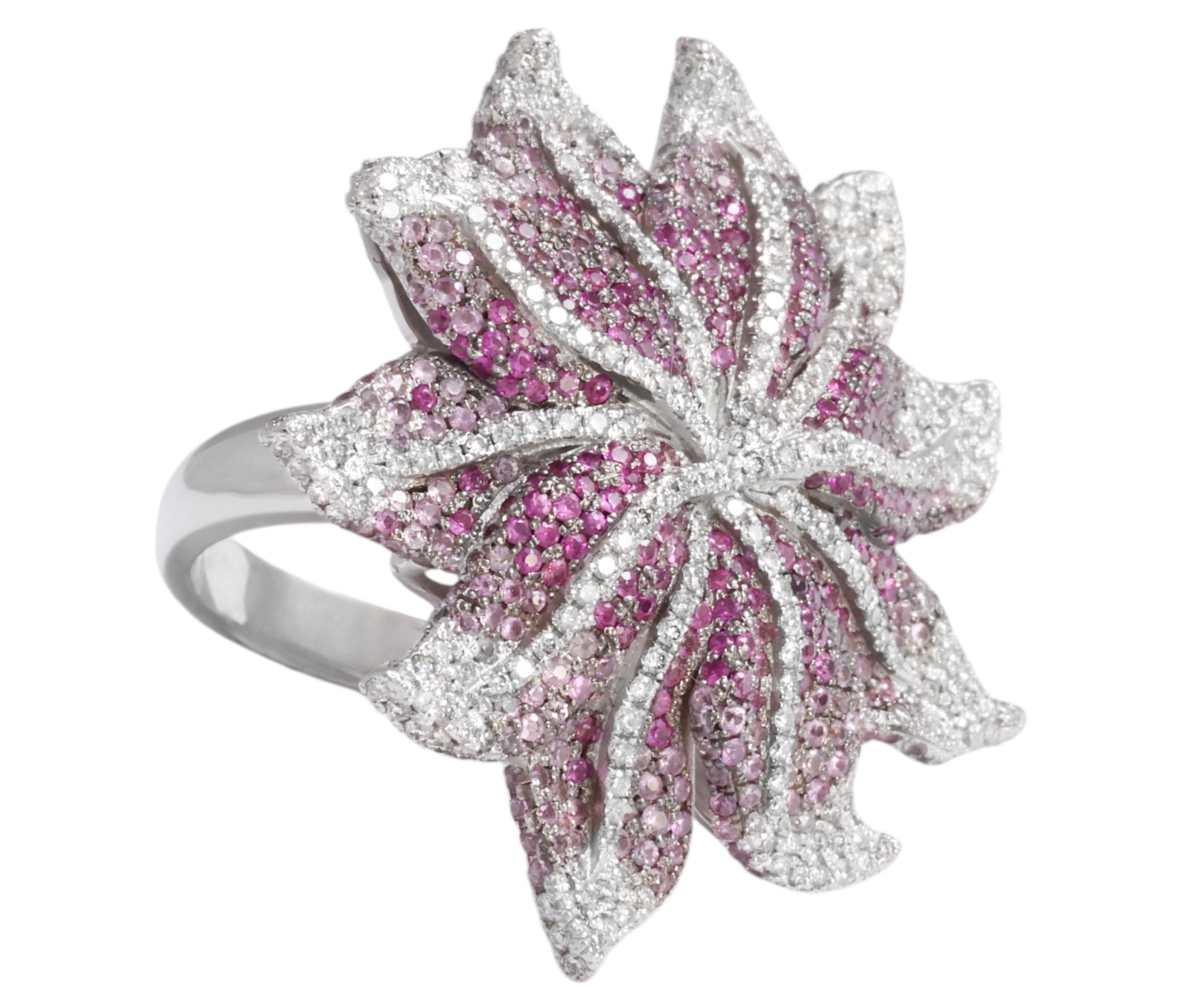 EINZIGARTIGER RING IN FORM EINER BLUME, BESETZT MIT DIAMANTEN UND SAPHIREN

Vollständig handgefertigt und in unserem Atelier entworfen

MATERIAL: 18 kt Weißgold

GRÖSSE: 55 (die Größe kann kostenlos geändert werden)

GEWICHT: 24,30 Gramm / 15,60 dwt
