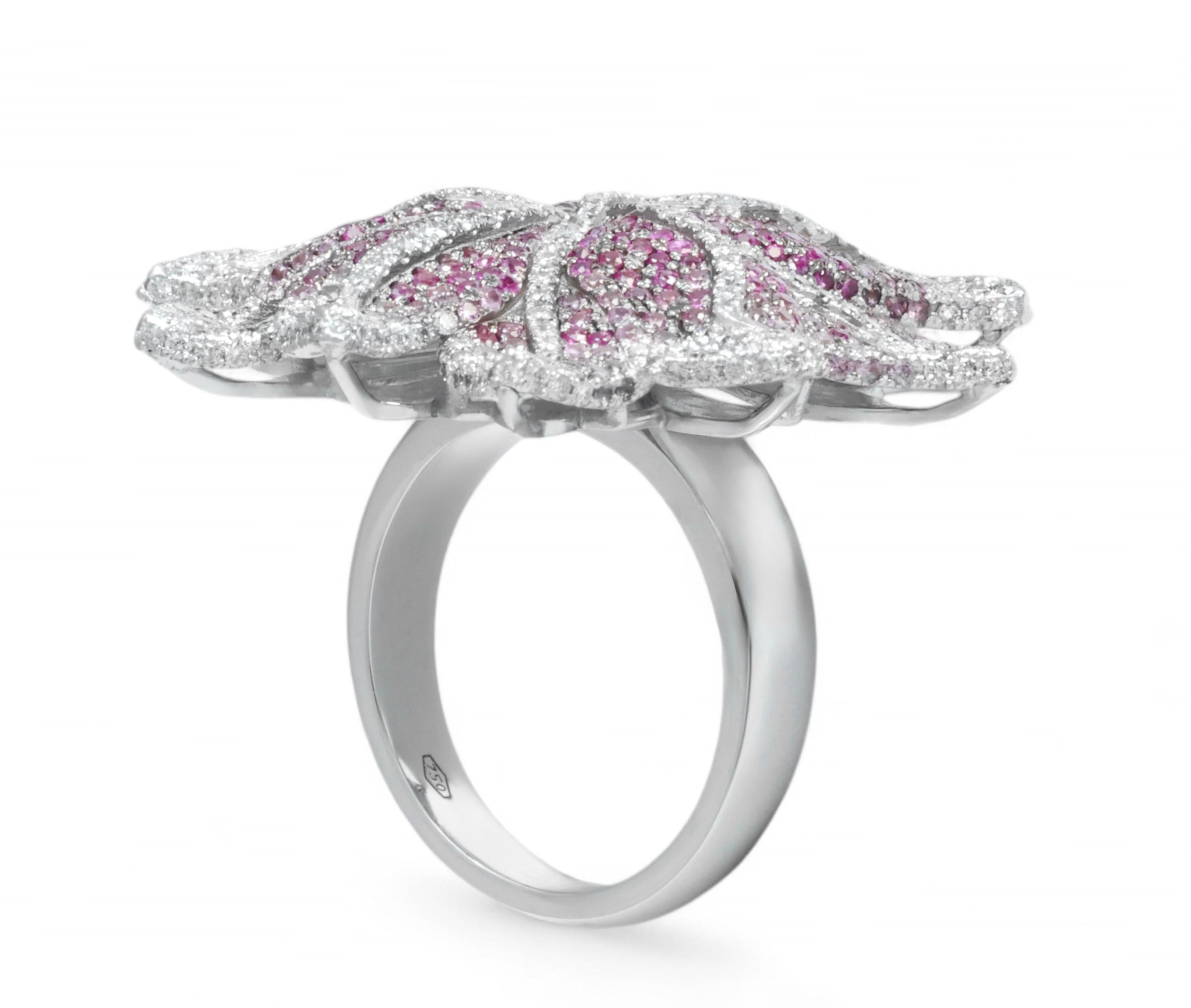 18 Karat Weißgold Blumenförmige Diamanten und Saphire in Blumenform, einzigartig (Moderne) im Angebot