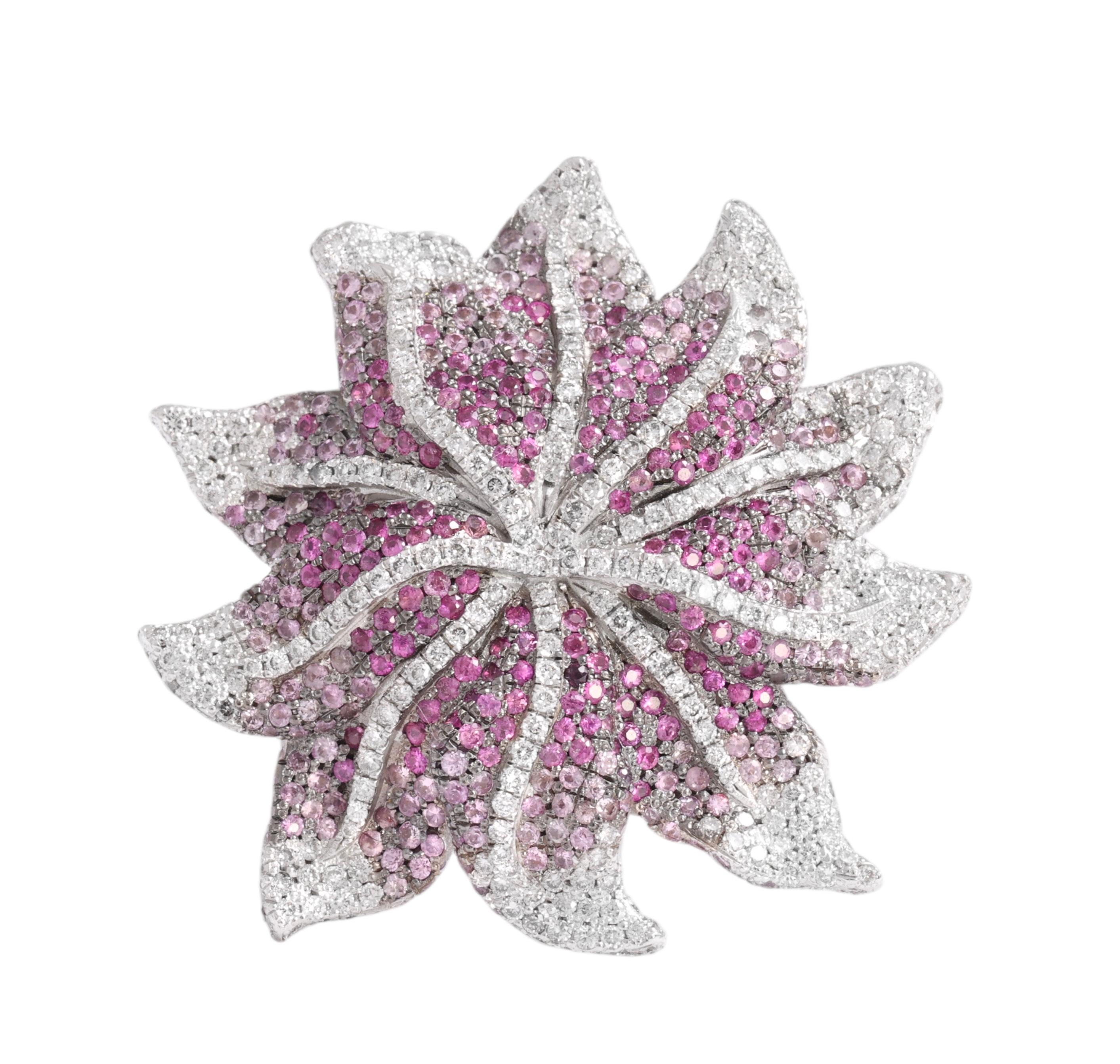 18 Karat Weißgold Blumenförmige Diamanten und Saphire in Blumenform, einzigartig im Zustand „Neu“ im Angebot in Antwerp, BE