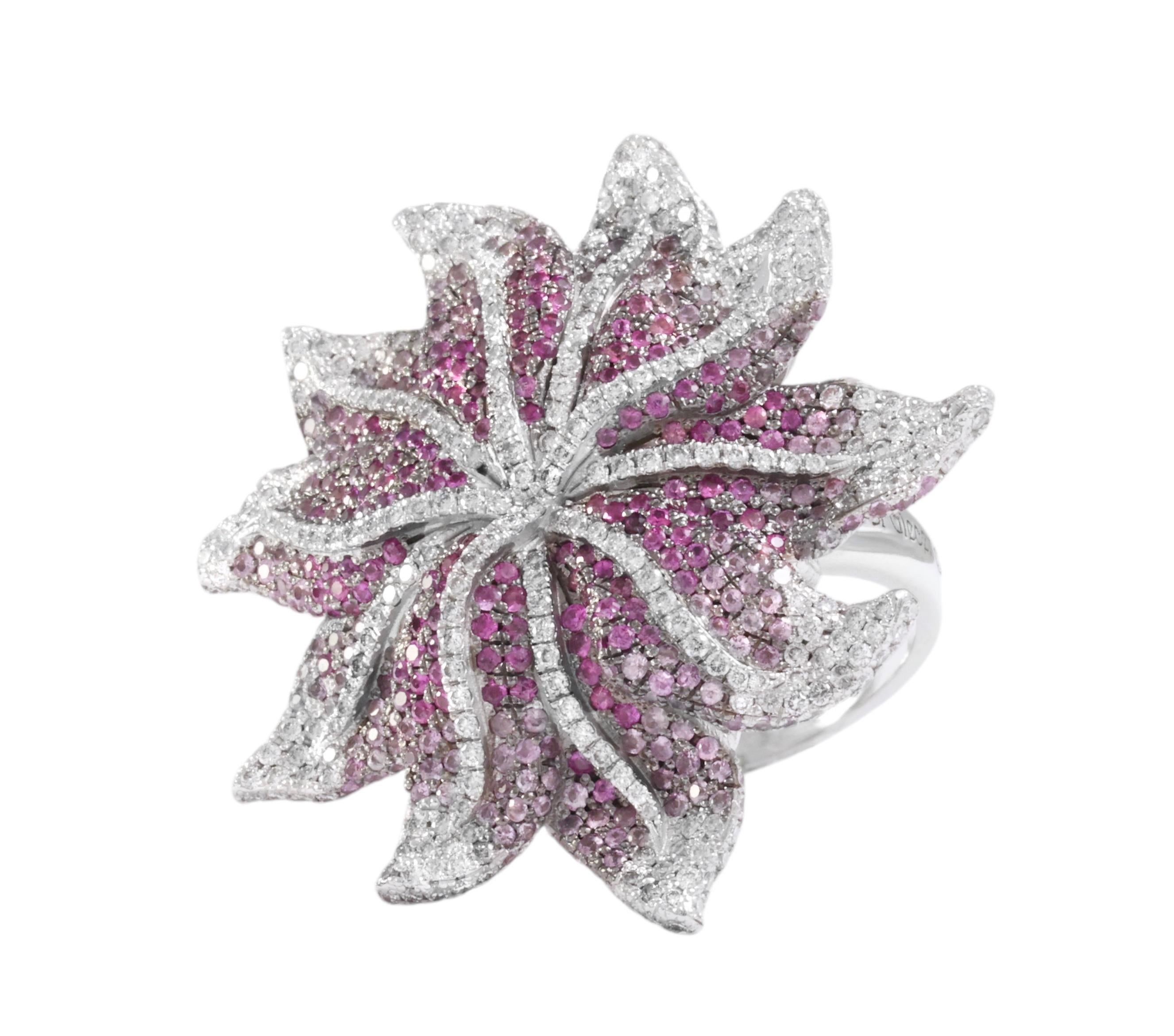 18 Karat Weißgold Blumenförmige Diamanten und Saphire in Blumenform, einzigartig für Damen oder Herren im Angebot