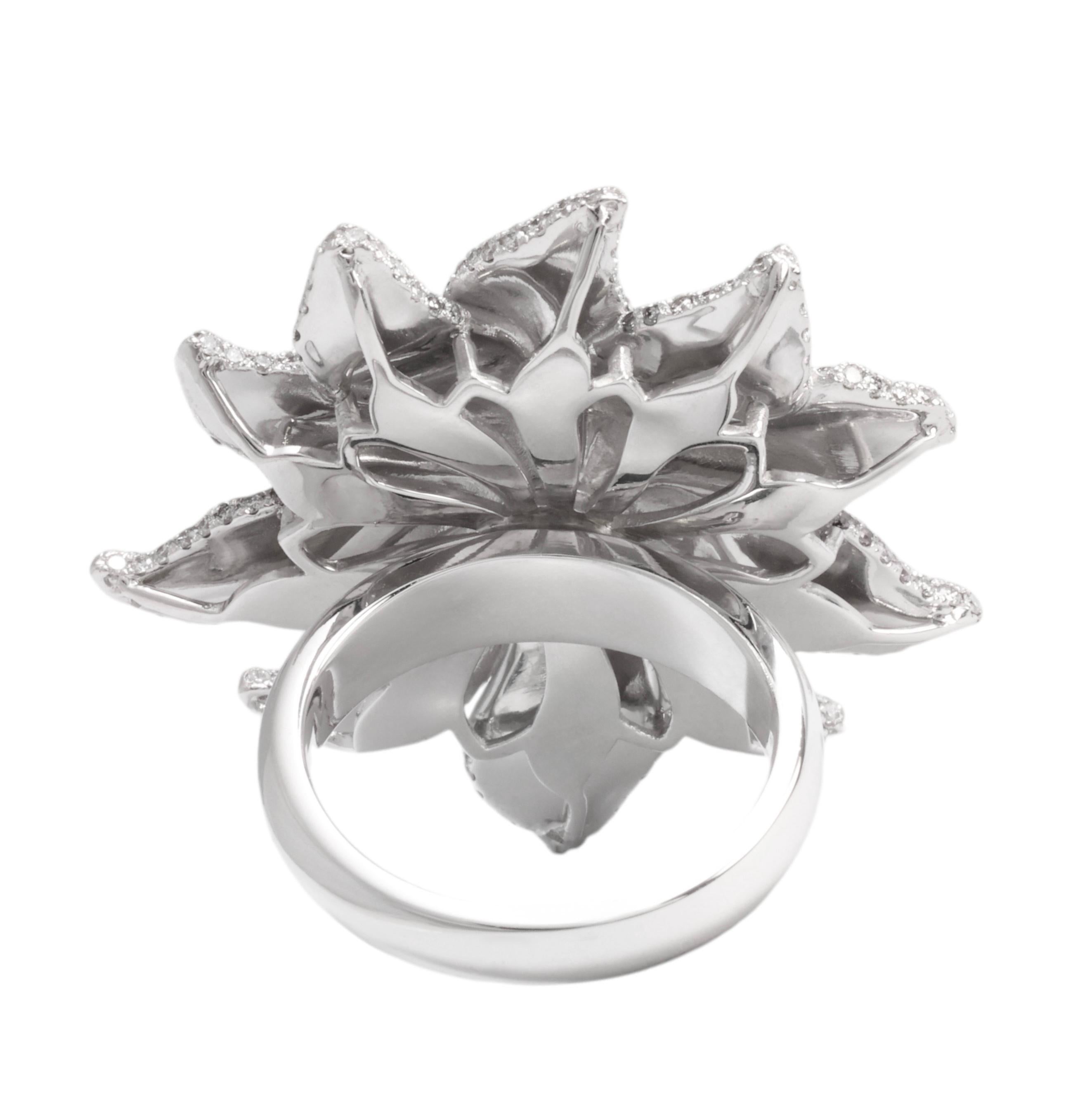 18 Karat Weißgold Blumenförmige Diamanten und Saphire in Blumenform, einzigartig im Angebot 3