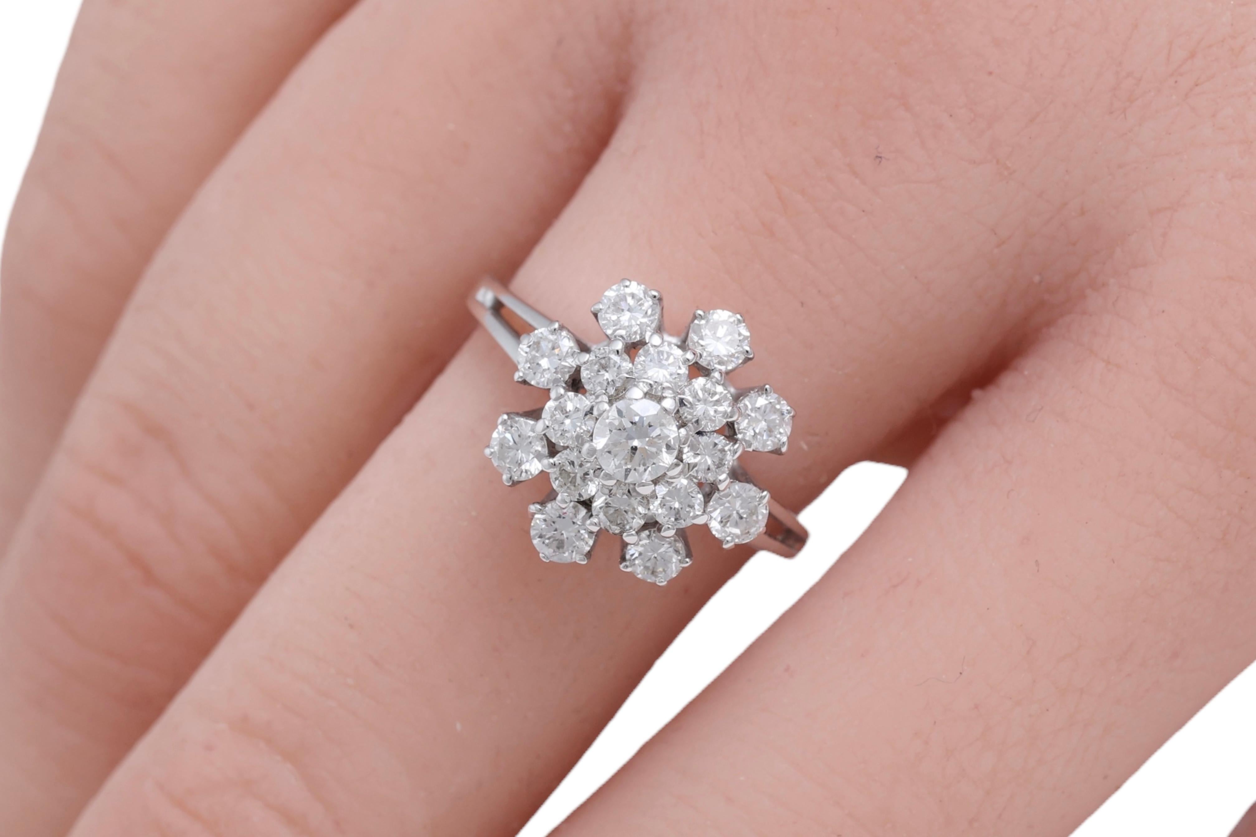 18 Kt White Gold Flower Shaped Ring with Diamonds For Sale 4